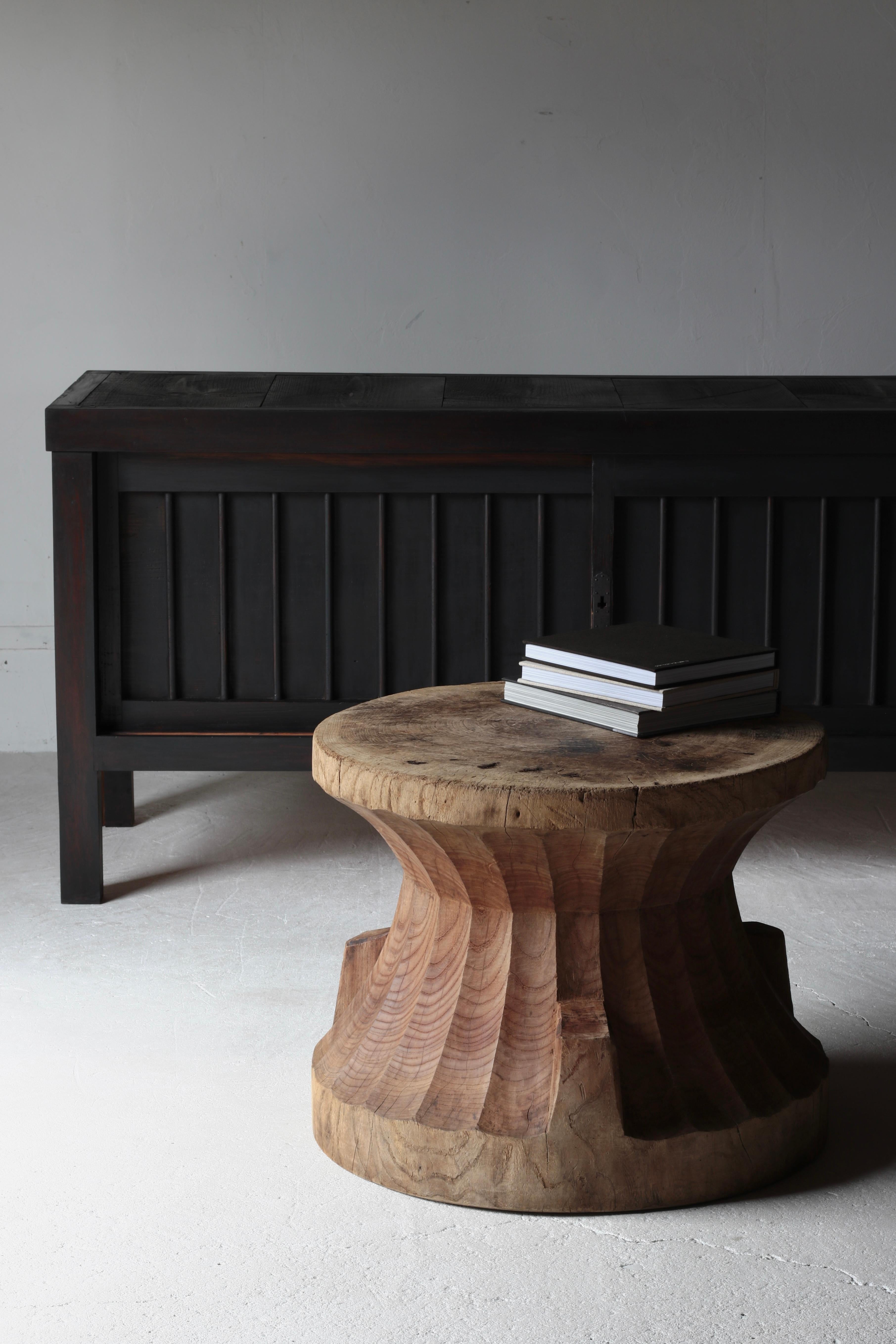 Il s'agit d'une table basse fabriquée à partir d'un vieux mortier japonais.
On pense qu'il date de la période Meiji et qu'il était utilisé dans la région de Tohoku au Japon.

Le bois est en zelkova et on pense qu'il a été sculpté à la main à l'aide
