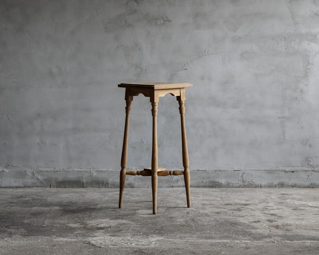 Discover the timeless elegance of this display stand, crafted in the early Showa period(1926-).

 Its slender, turned legs showcase exquisite craftsmanship, instantly elevating any space with a touch of sophistication. The stand's dignified presence