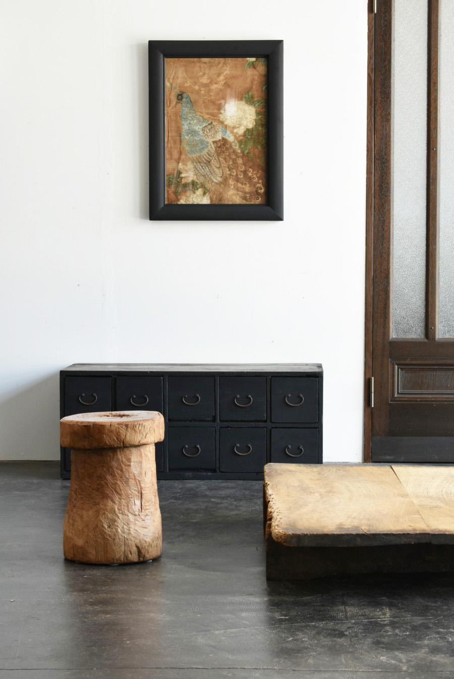 It is a very old Japanese drawer.
It was built from the late Edo period to the Meiji period (1820-1912).
It is furniture that was used in shops rather than being used in ordinary homes.
It is painted black.
Made of cedar wood.
The handle is