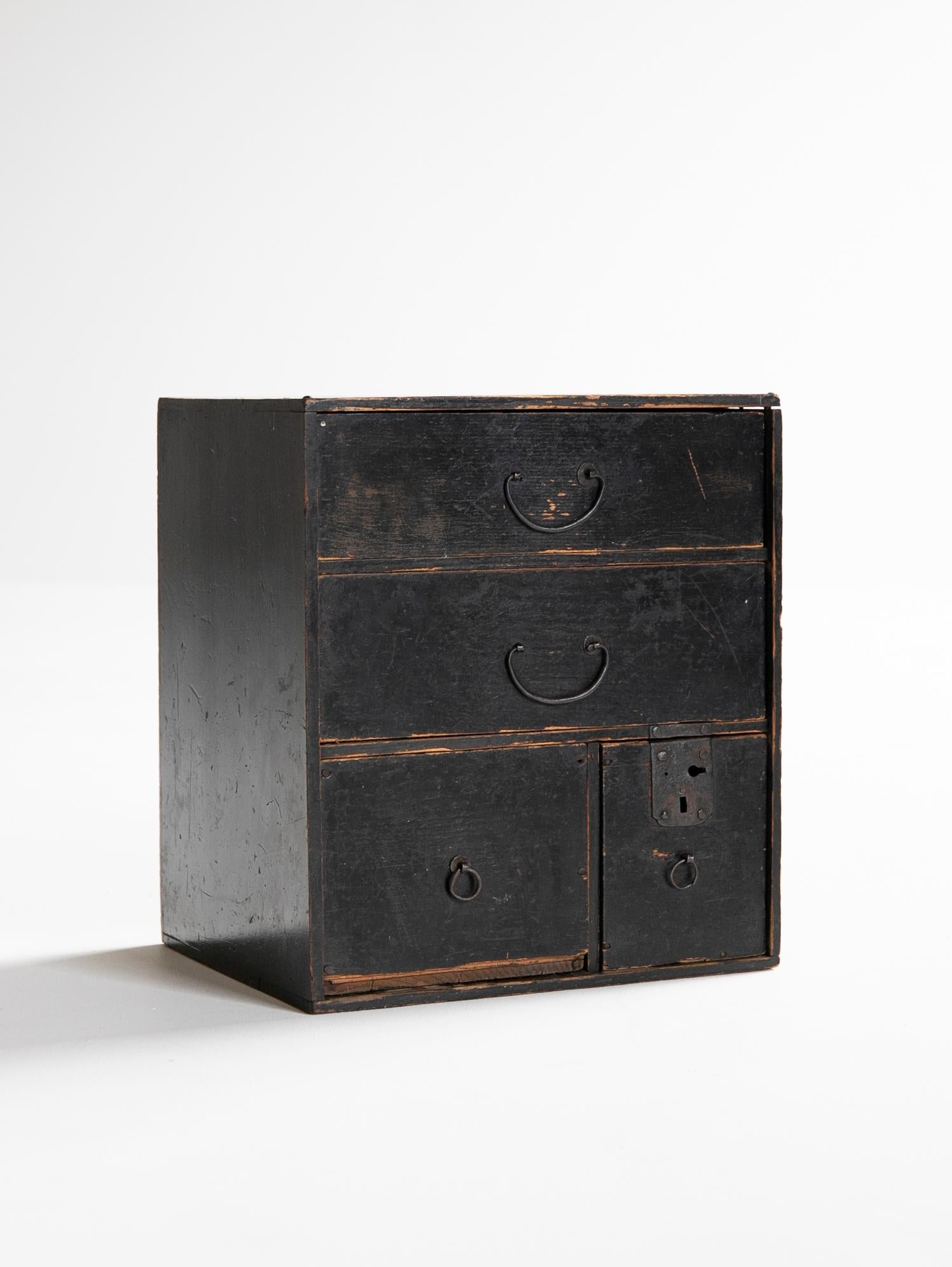 We have a uniquely Japanese aesthetic.
And thanks to our Japanese sourcing channels and our experience, we are the only ones who can introduce unique items that no one else can imitate.

This is a drawer-type chest of drawers made between the end