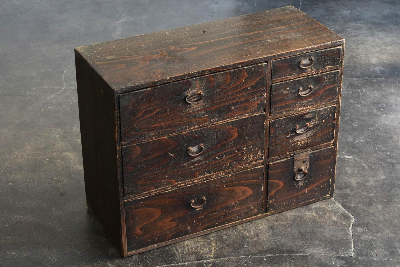 This is an old Japanese wooden drawer made in the late Edo period to around the Meiji period (1800-1900).
The material is made of cedar, and the unique wood grain is very beautiful.
The handle is made of iron.

The metal fittings are rustic and