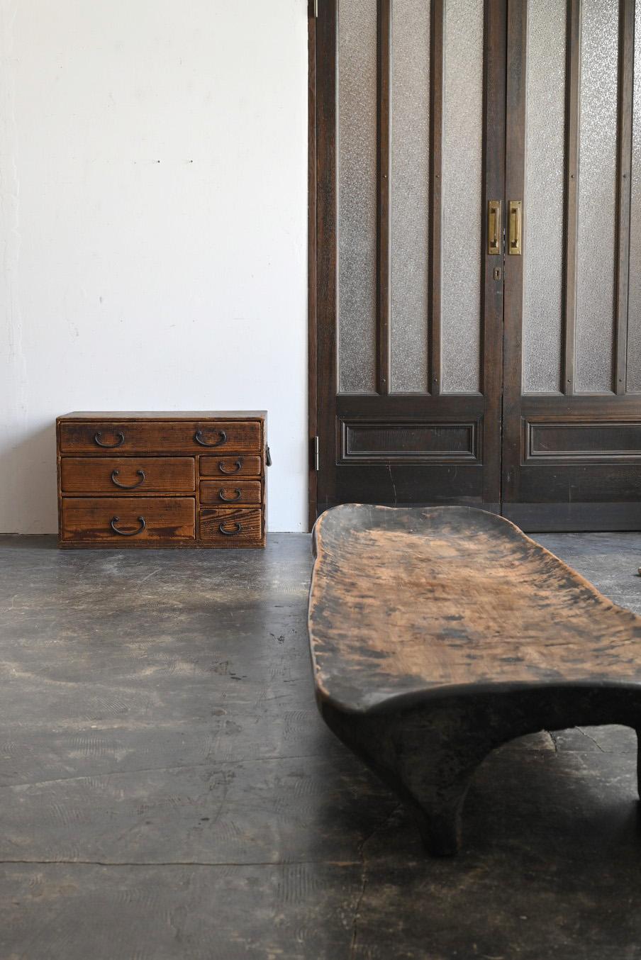 Si tratta di un cassetto in legno di cedro risalente ai periodi Meiji e Taisho (circa 1868-1920) in Giappone.

La calda consistenza tipica del legno di cedro risalta e la semplicità rustica della costruzione gli conferisce un sapore antico e