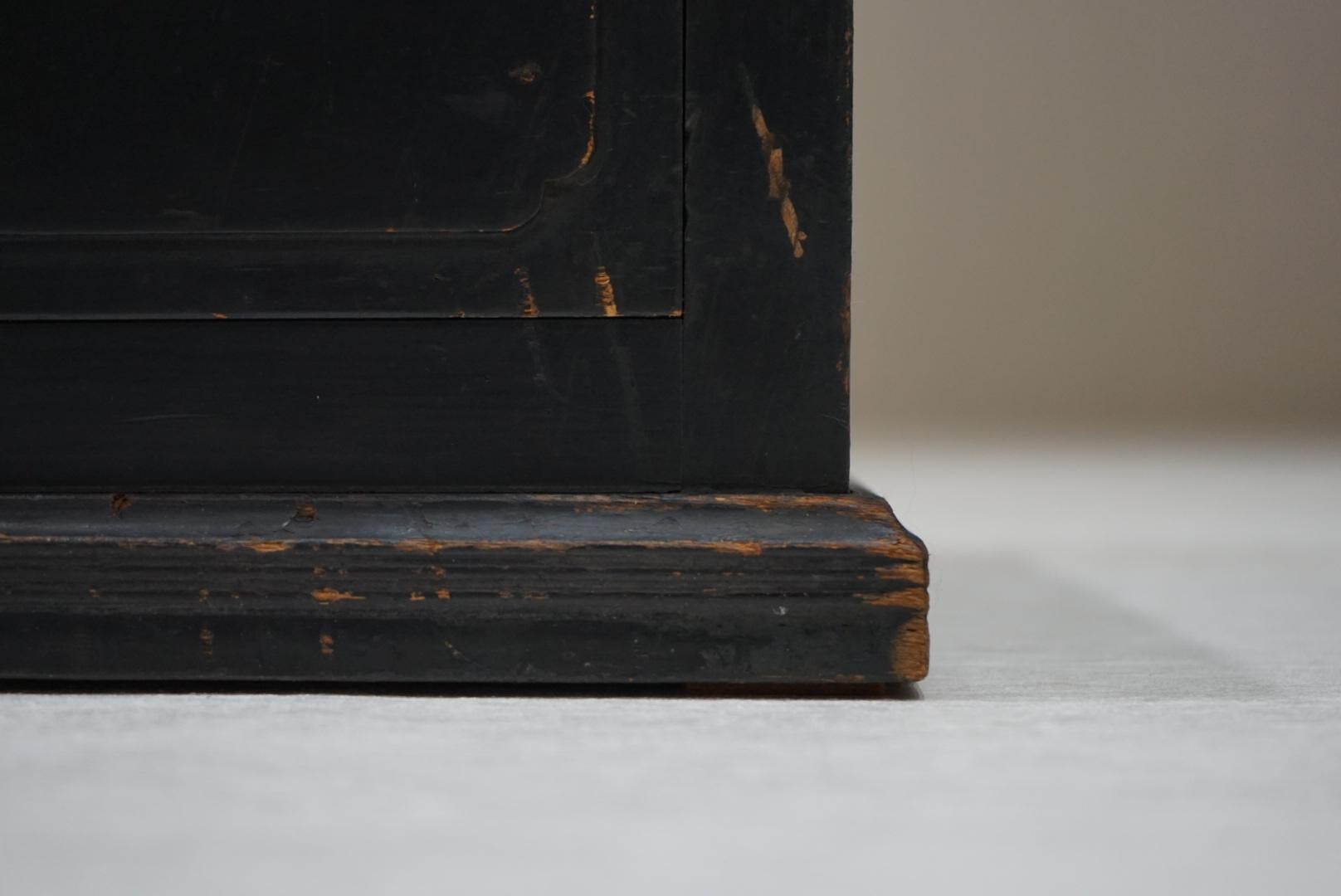 Japanese Antique Wooden Glass Cabinet, 1930s–1950s, Japandi Wabi-Sabi en vente 7