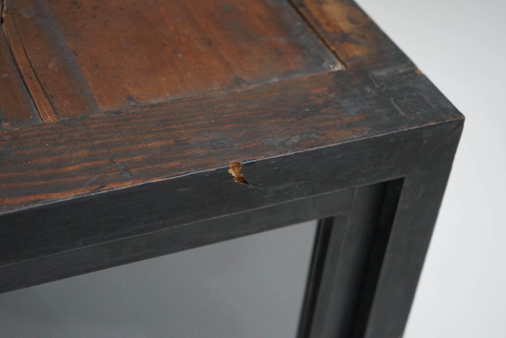 Japanese Antique Wooden Glass Cabinet, 1930s–1950s, Japandi Wabi-Sabi Bon état - En vente à Chiba, Chiba