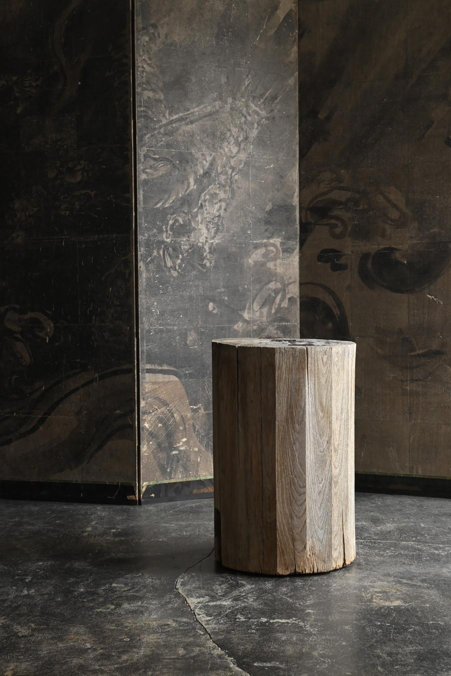 This is a platform made from an old Japanese log.
It is not known what it was originally used for.
For example, it may have been part of a pillar in a large house or temple.
It is 54.5cm high, about the height of a high stool.

In any case, it is