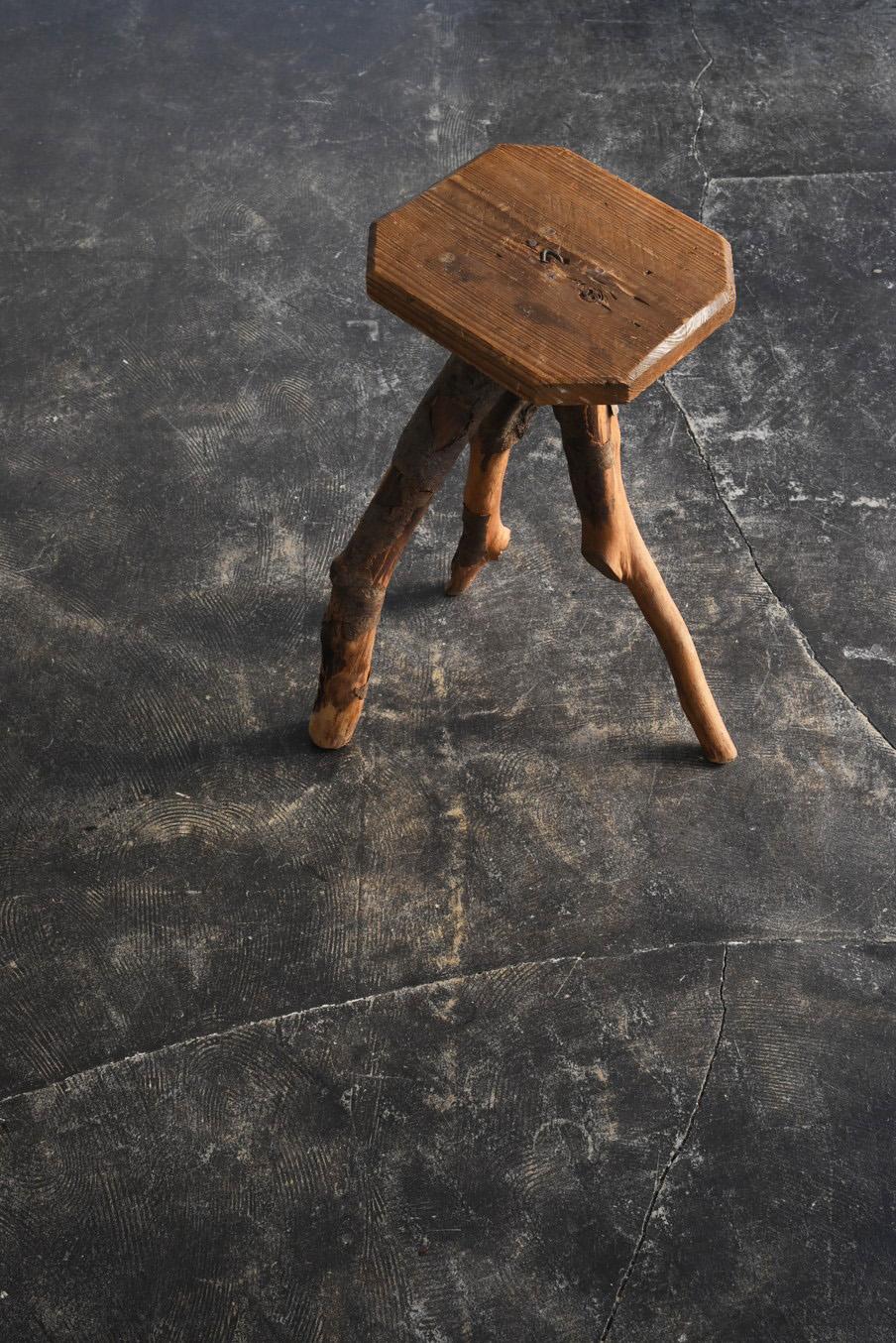 This is a stool made from Japanese tree branches.
In Japan, chairs like this were often made using natural wood.
I think they probably made them themselves and used them as work chairs in farms and private homes.
It is thought to have been built