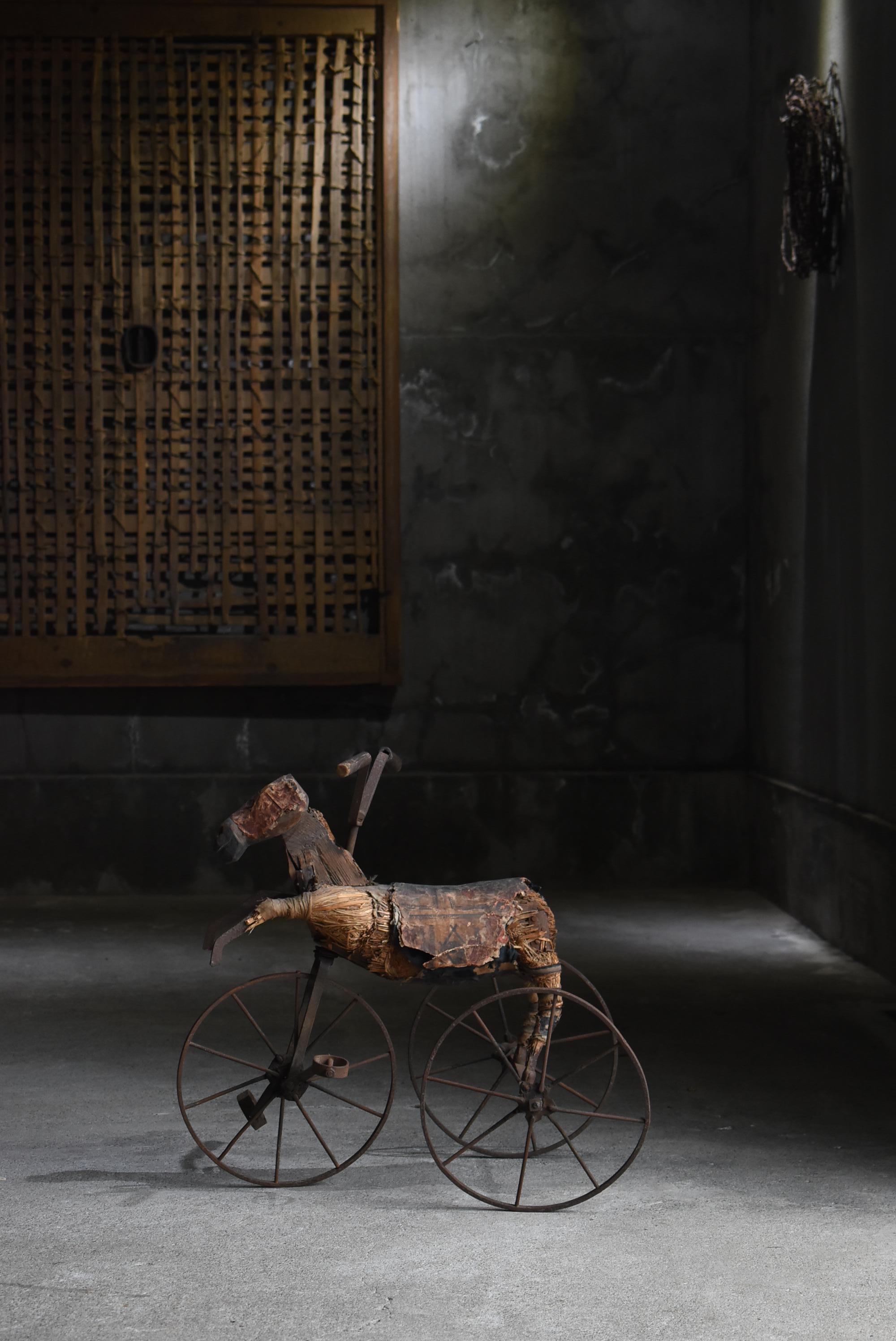 Very old tricycle with wooden horse made in Japan.
It is from the Meiji period (1860s-1900s).
It is made of iron, cedar wood, straw, and paper.

In Japan at that time, only a few wealthy people could play with this kind of toy.
Japan was in such a