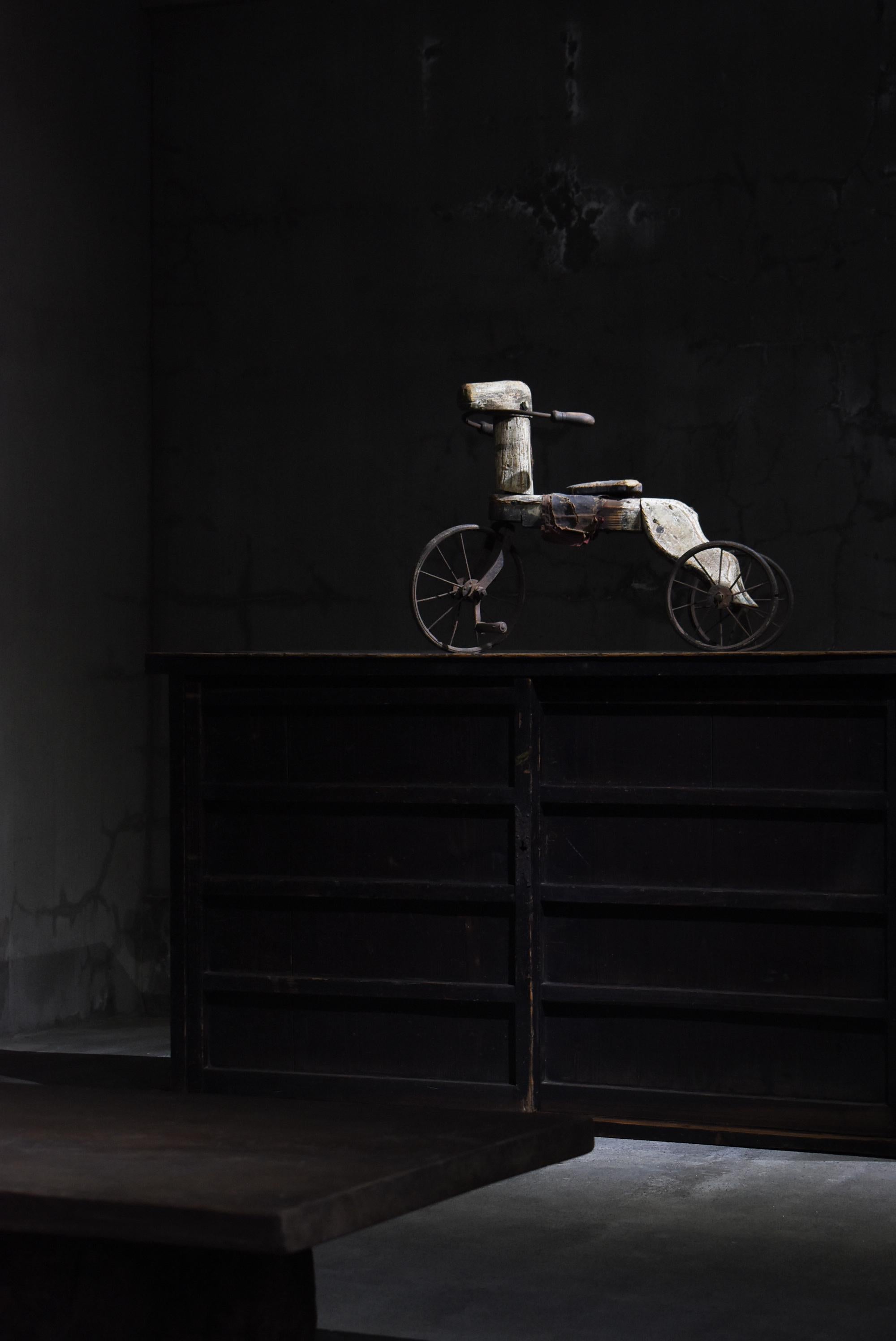 Il s'agit d'un ancien tricycle en bois fabriqué au Japon pendant la période Meiji (1860-1900).
Cette pièce exceptionnellement rare dans l'histoire des jouets japonais a été utilisée par des enfants il y a plus d'un siècle.
En ces temps de guerre et
