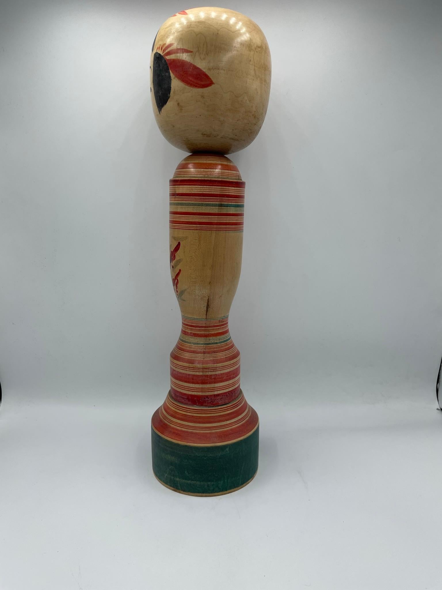 Dies ist eine japanische Kokeshi-Puppe aus Holz. Sie wurde in den 1970er Jahren in der Showa-Ära hergestellt.
Diese Holzpuppen aus der Region Tohoku (Nordjapan) bestehen aus einem runden oder zylindrischen Kopf und einem zylindrischen Körper, ohne