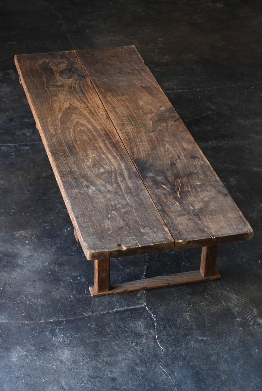 This is a large low table made in Japan from the Taisho era to the early Showa era (1912-1940).
Originally, it is thought that it was a work table for sitting and doing some work.
There are countless small scratches on the surface of the top