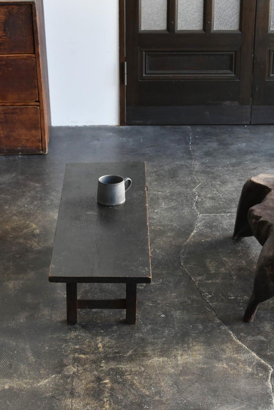 This is a Japanese antique wooden black low table made from the end of the Edo period to the Meiji period.
Made from pine wood.
It has a very simple design and is suitable for modern spaces.
It is mainly used as a workbench or study desk.
It is