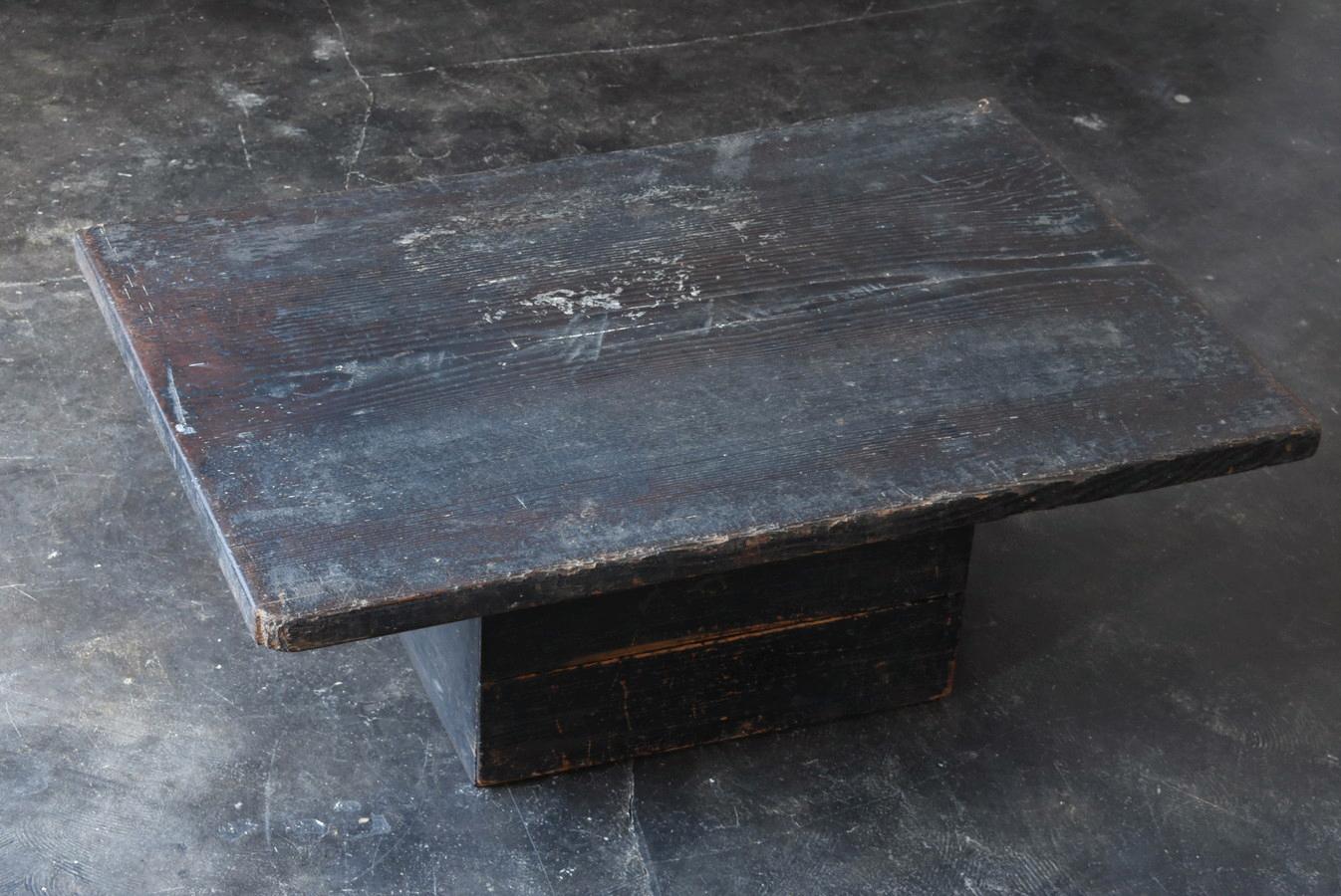 A low table that combines a wooden box made in the late Edo period (1850s) and a wooden board made in the Meiji and Taisho eras (1968-1920).

A wooden box is a box for storing documents and small tools.
The lid can be removed for storage. And