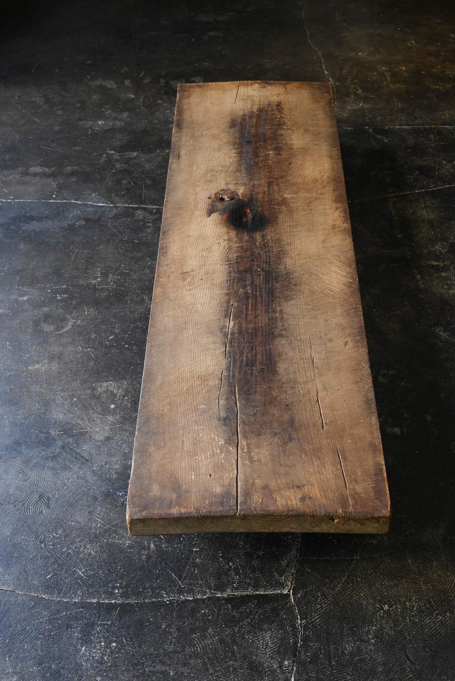 This is a very old Japanese wooden table.
The material is made of pine wood.
The year of production is written on the back of the table.
It is written that it was made in June 1867, ``June 3rd year of Keio'', towards the end of the Edo period.

It