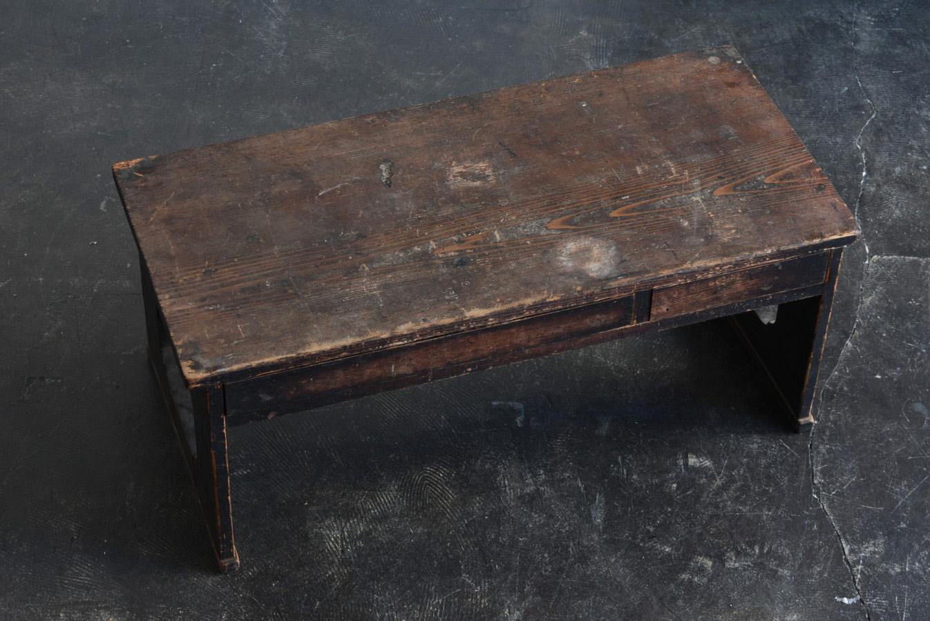 This is an old Japanese study desk or a desk table used in shops.

In Japan, low tables like this used to be used for sitting because of the tatami room culture.

There are various table designs.
This is a table with a slightly unusual