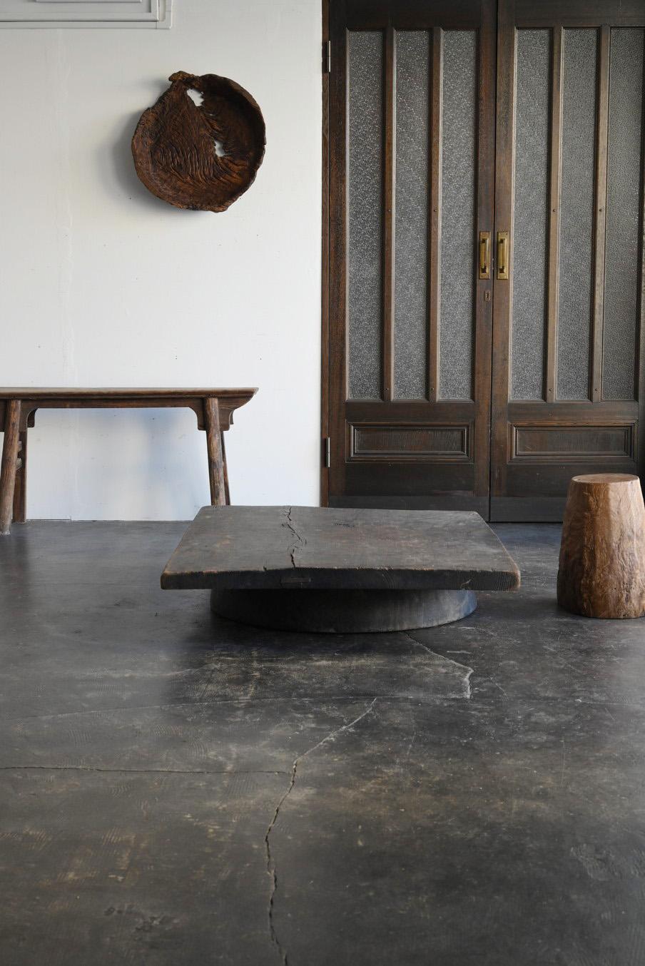 I would like to introduce you to a nice low table that gives you a very wabi-sabi feeling.
This low table is a combination of wooden boards made from the Meiji period to the Taisho period and wooden bowls used by lacquer craftsmen made from the