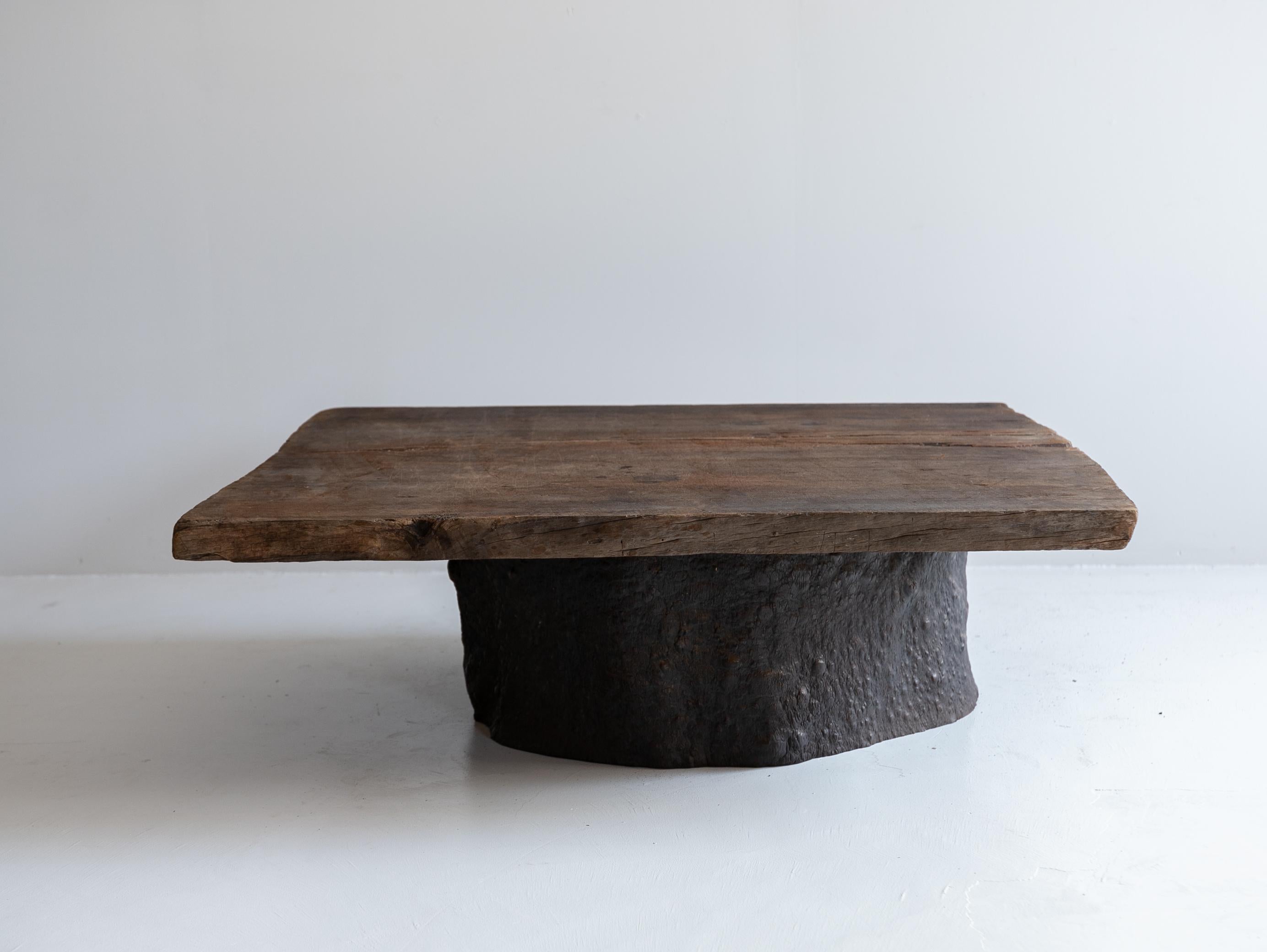 Introducing a lovely low table with a wabi-sabi feel.

This low table is a combination of wooden planks made between the Meiji and Taisho periods.
The base part is made from a brazier used in the Meiji and Taisho periods.

The top plate was used by