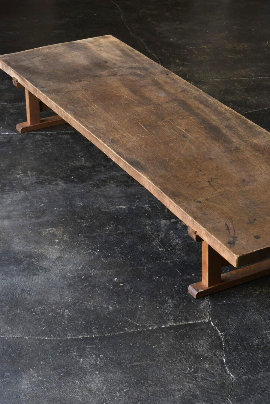 We have a unique Japanese aesthetic sense.
And only we can introduce unique items through our purchasing channels in Japan and the experience we have gained so far, in such a way that no one else can imitate.

This is a low table that was used