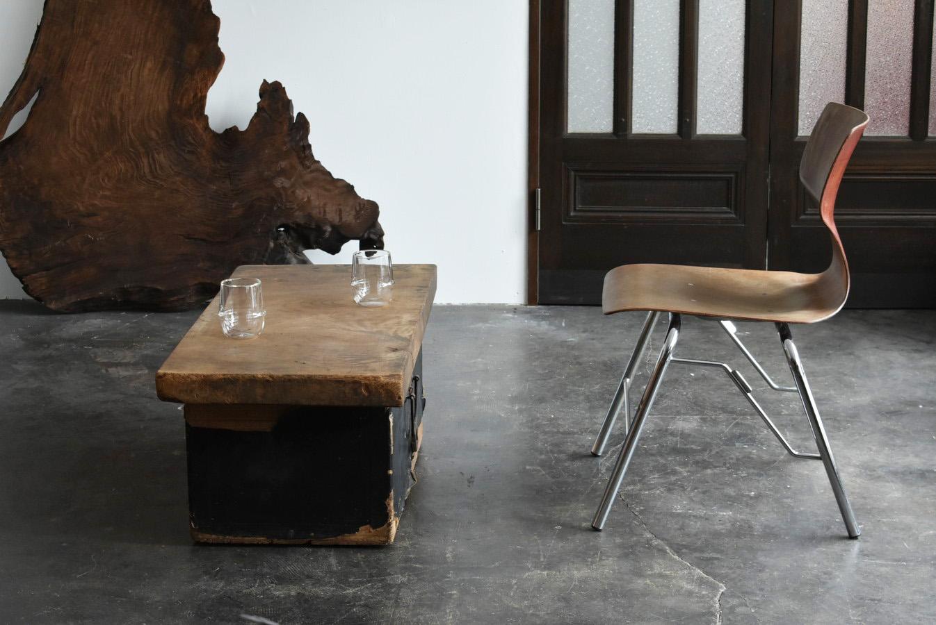 Dieser niedrige Tisch ist eine Kombination aus einer Holzkiste aus der späten Edo-Periode (1800er Jahre) in Japan und einem Holzbrett aus der Meiji-Taisho-Periode (1868-1920).

Es ist wahrscheinlich, dass die Holzkiste zur Aufbewahrung von Stoffen