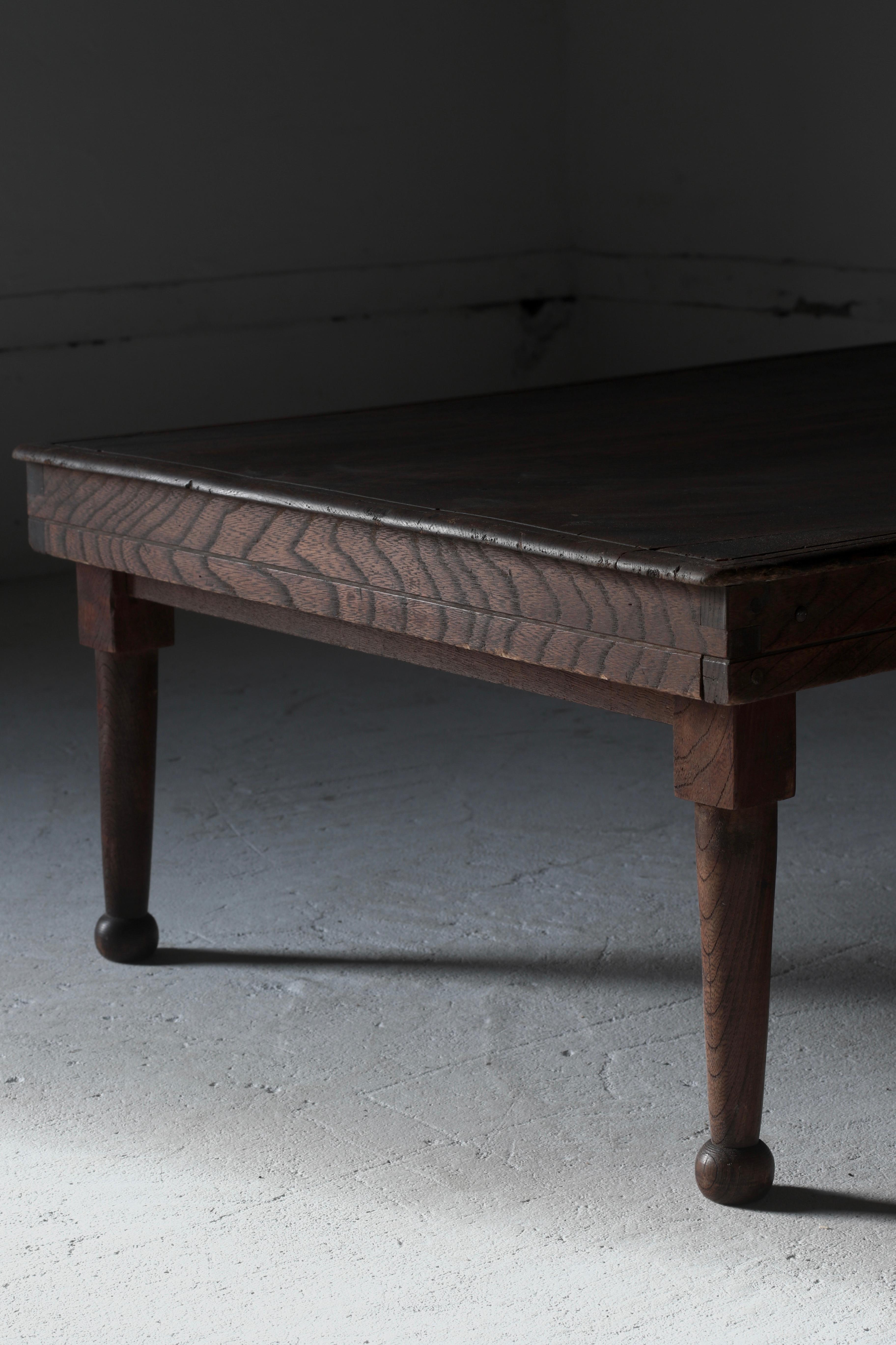 It's an old low table that can be folded.
Iron is used for the folding framework.
The wood used is castor aralia.
The round legs are cute and very rare.

There is an old paper on the back of the table, and the characters used in the old days called