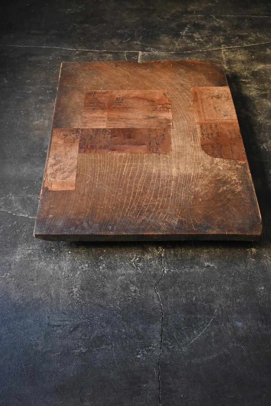 Questo tavolino in legno è un oggetto meraviglioso con il fascino unico dell'antiquariato giapponese. In origine è stata utilizzata come tavola da lavoro e probabilmente per molto tempo è stata usata come strumento per tagliare le cose. Al centro