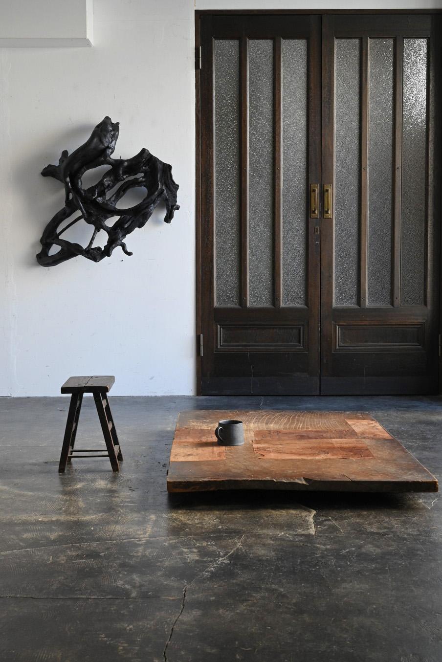 Meiji Tavolino basso giapponese in legno antico ricoperto di carta washi / Banco da lavoro wabi-sabi in vendita