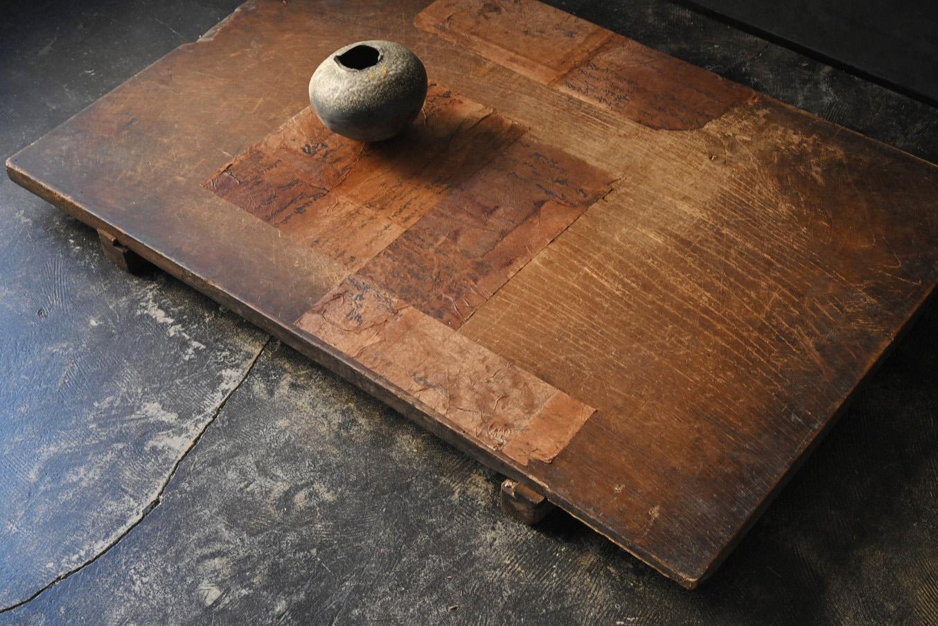 Tavolino basso giapponese in legno antico ricoperto di carta washi / Banco da lavoro wabi-sabi In condizioni buone in vendita a Sammu-shi, Chiba