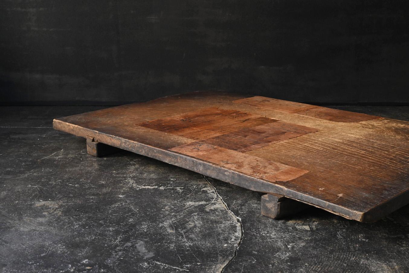 XIX secolo Tavolino basso giapponese in legno antico ricoperto di carta washi / Banco da lavoro wabi-sabi in vendita