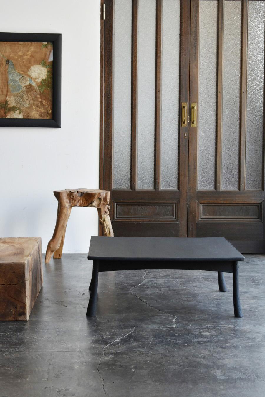 We have a nice Japanese low table in stock.
I think it was made from the Taisho era to the early Showa era (1912-1930).
It is painted black.
Two types of wood are used for the top plate.
The main part of this table is made of spigots.
The main