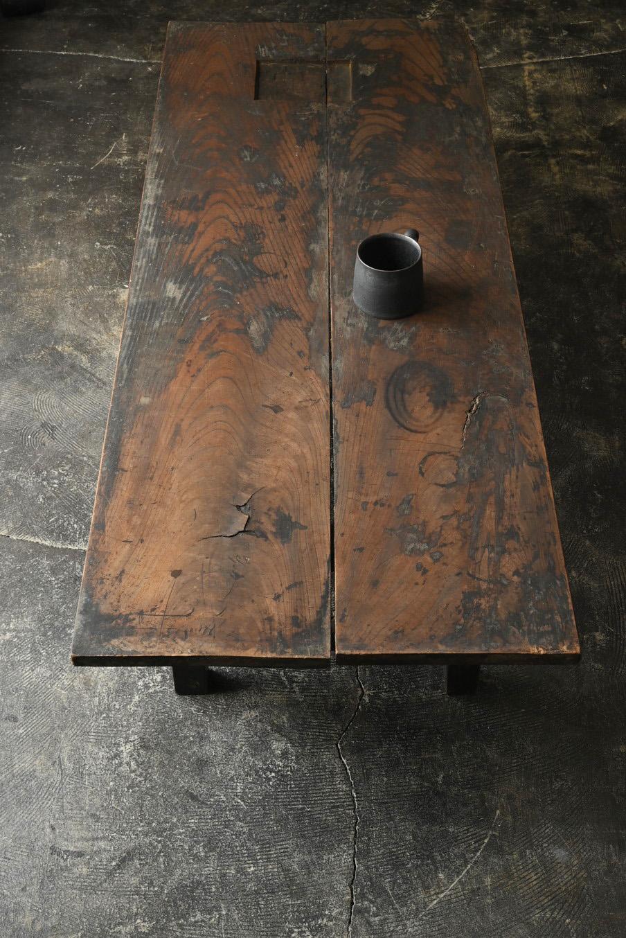 Dieser Schreibtisch ist ein antikes Stück aus der Meiji- bis Taisho-Periode Japans, das aus dem luxuriösen Holz von Keyaki (Zelkova) gefertigt wurde. Der Schreibtisch weist die charakteristische 