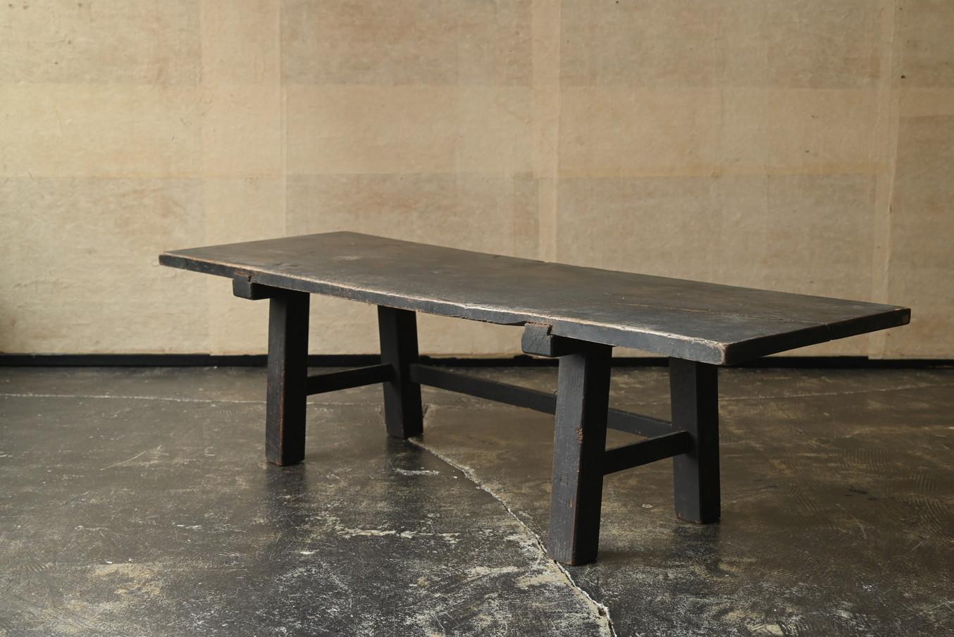 Dieser niedrige Holztisch wurde in Japan zwischen der späten Edo-Periode und der Meiji-Ära hergestellt und verkörpert die Essenz des Wabi-Sabi. Diese als Bundzuke oder Schreibtisch bekannte traditionelle Form wurde in häuslichen Arbeitszimmern,
