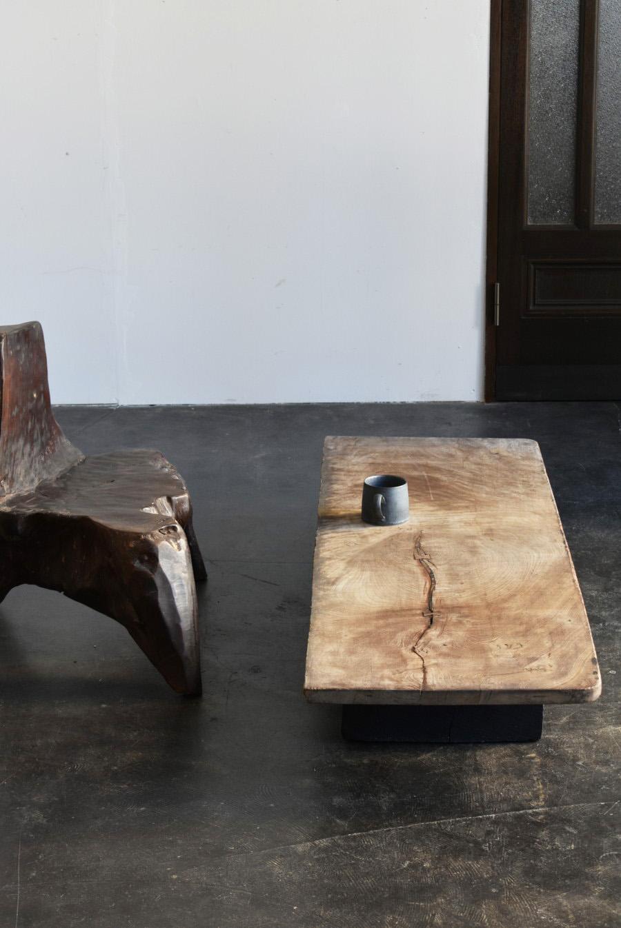 This is a Japanese antique wooden sofa table.
The top and table base are made of zelkova wood.
Keyaki is a high-quality wood that has been used for Japanese furniture since ancient times.
It is a hard material with beautiful wood grain.
The top