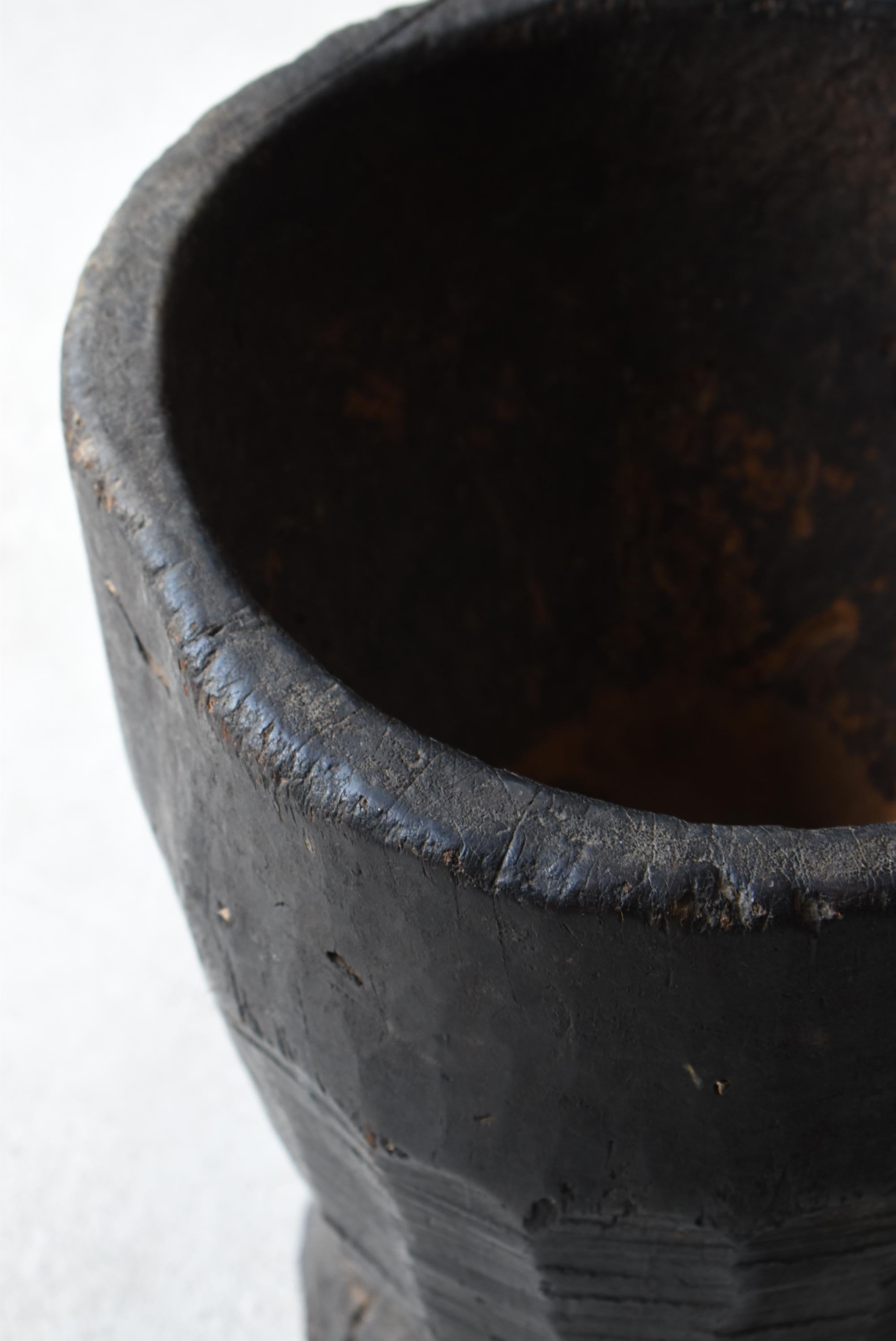 Japanese Antique Wooden Mortar 1860s-1900s/Flower Pot Primitive Wabi-Sabi Mingei In Good Condition For Sale In Sammu-shi, Chiba