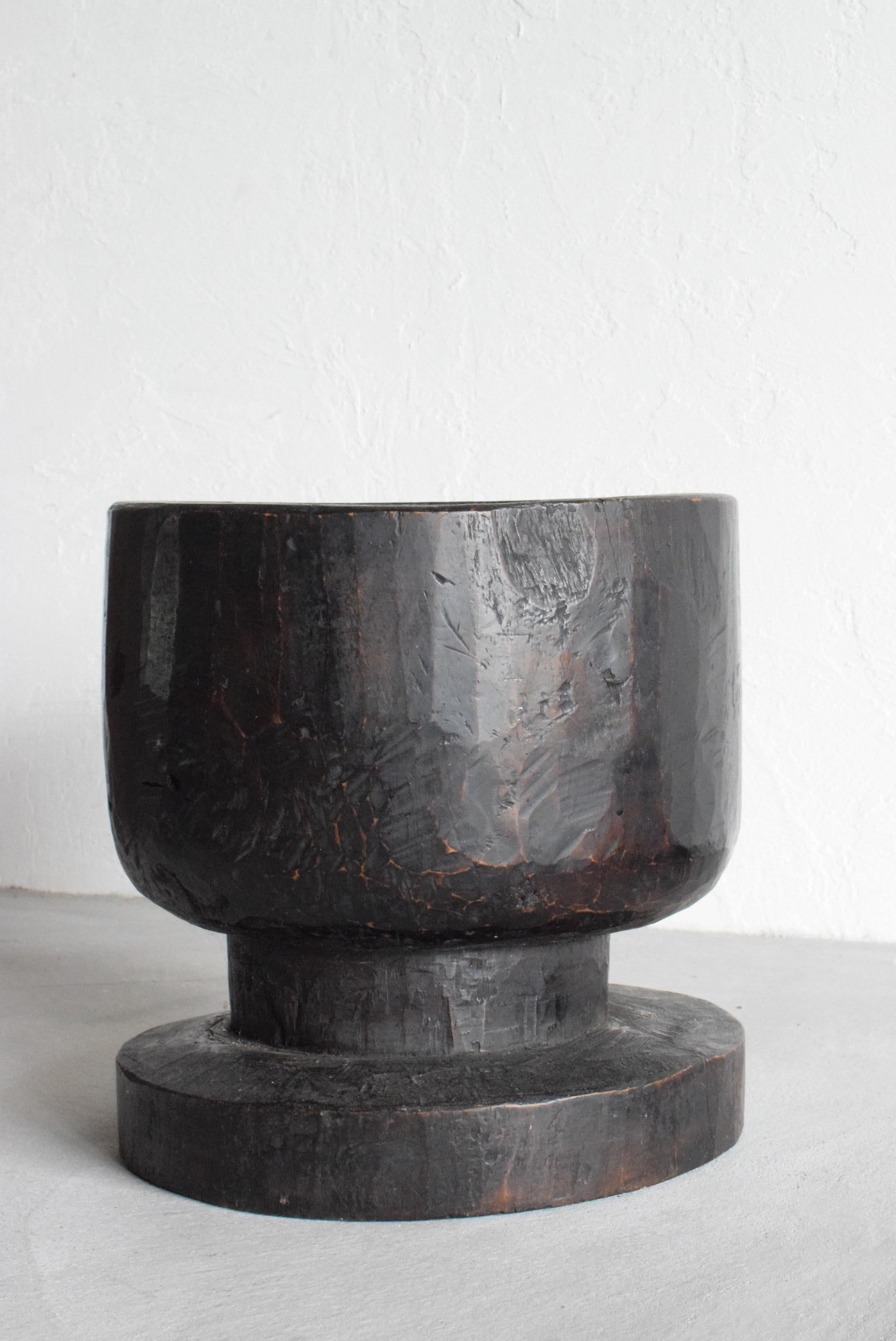 This is a very old Japanese large wooden mortar. It is from the Meiji period (1860s-1900s). The material is zelkova. It is a powerful object carved from a large zelkova tree. It has an overwhelming presence.

Weight 5 kg.