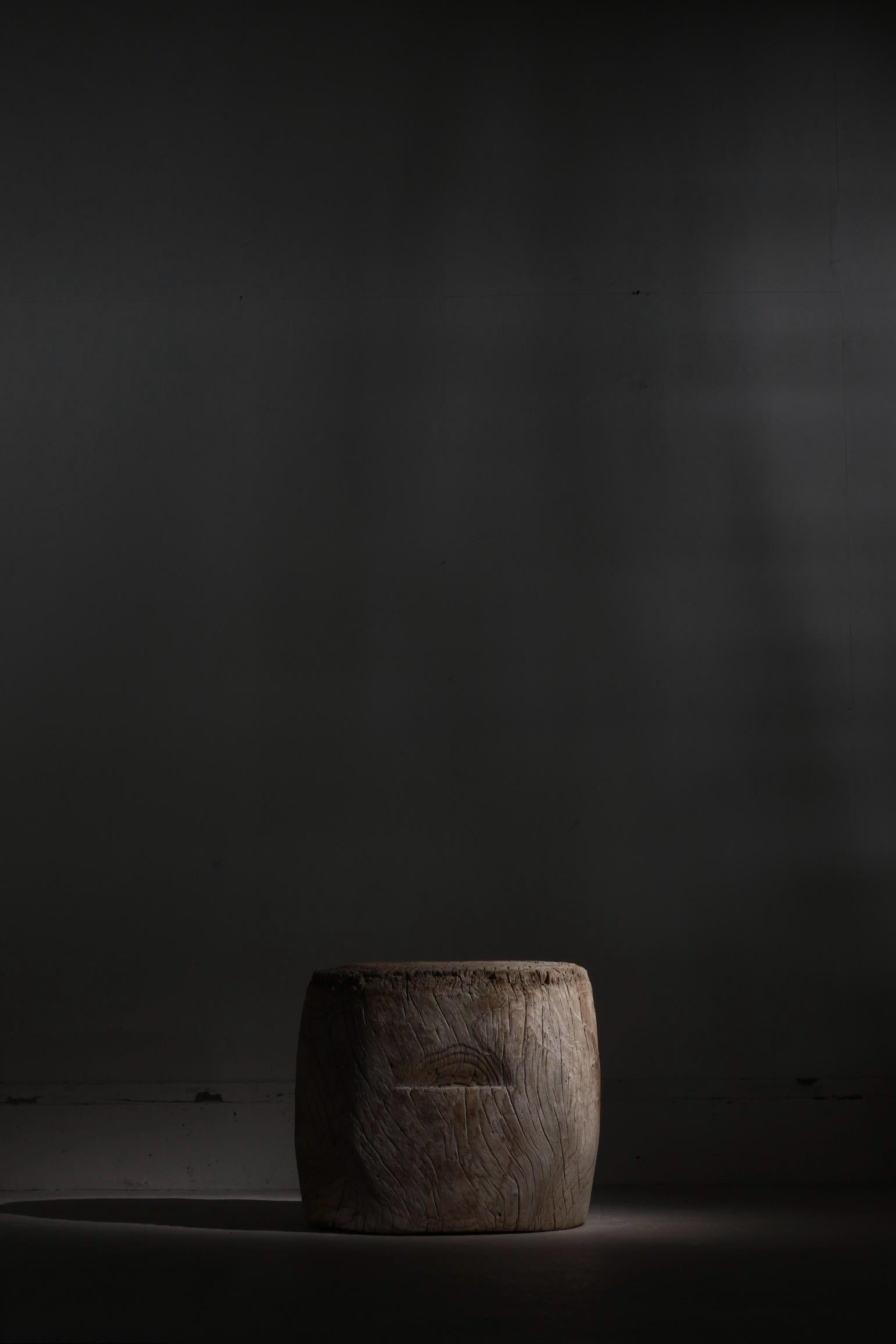 Il s'agit d'un vieux mortier japonais.

Il est utilisé dans une maison qui existe depuis la période Edo dans la région de Tohoku au Japon.

Le matériau est le Zelkova, qui a naturellement changé de couleur blanche au cours d'une longue période.

En