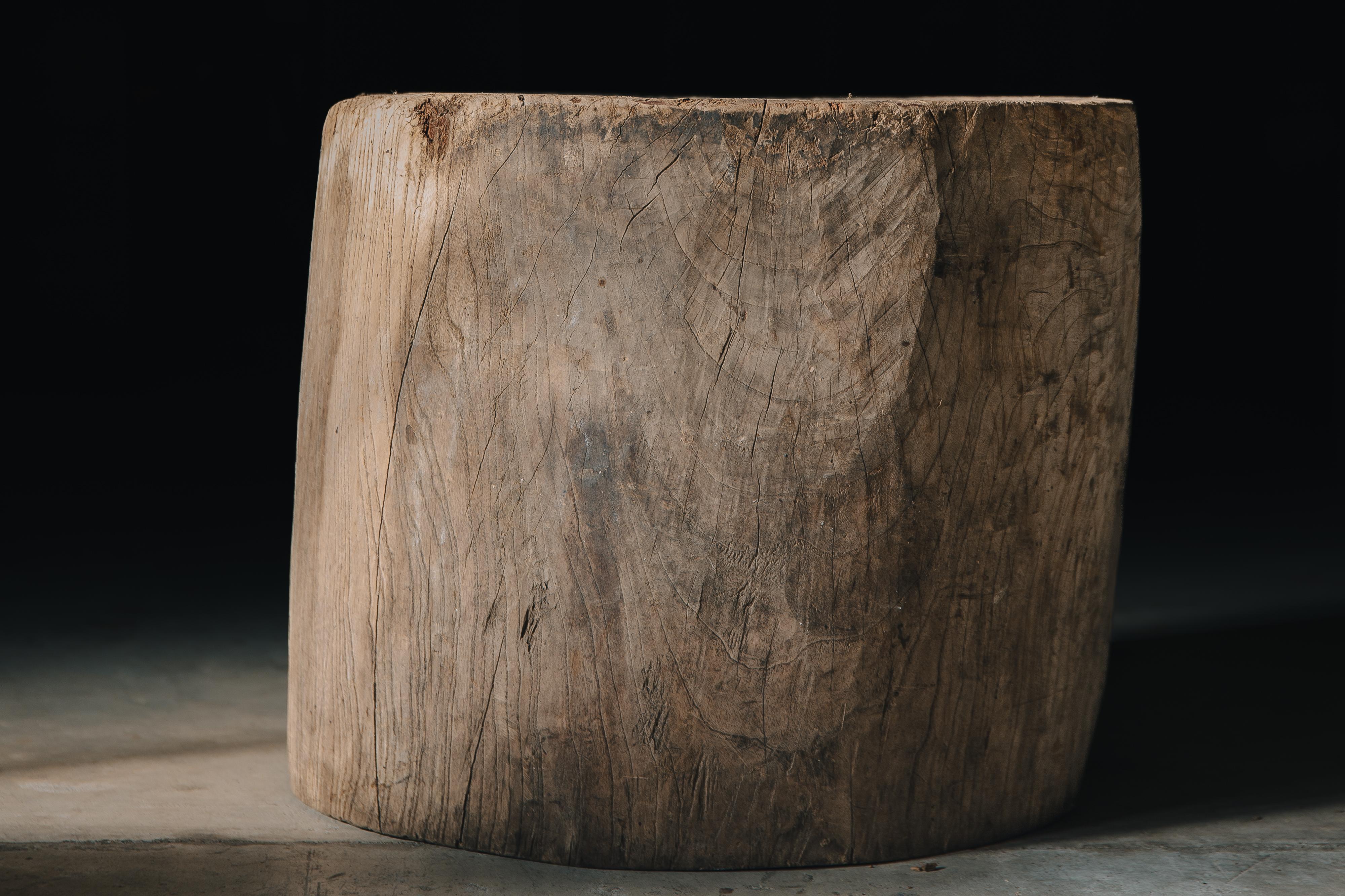 Japanese antique wooden mortar. side table or coffee table. wabi sabi In Good Condition For Sale In 常陸大宮市, JP