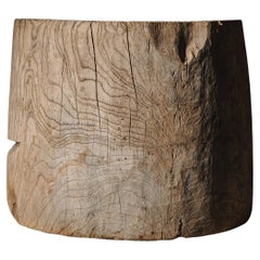 Table d'appoint ou table basse japonaise ancienne en bois massif. wabi sabi