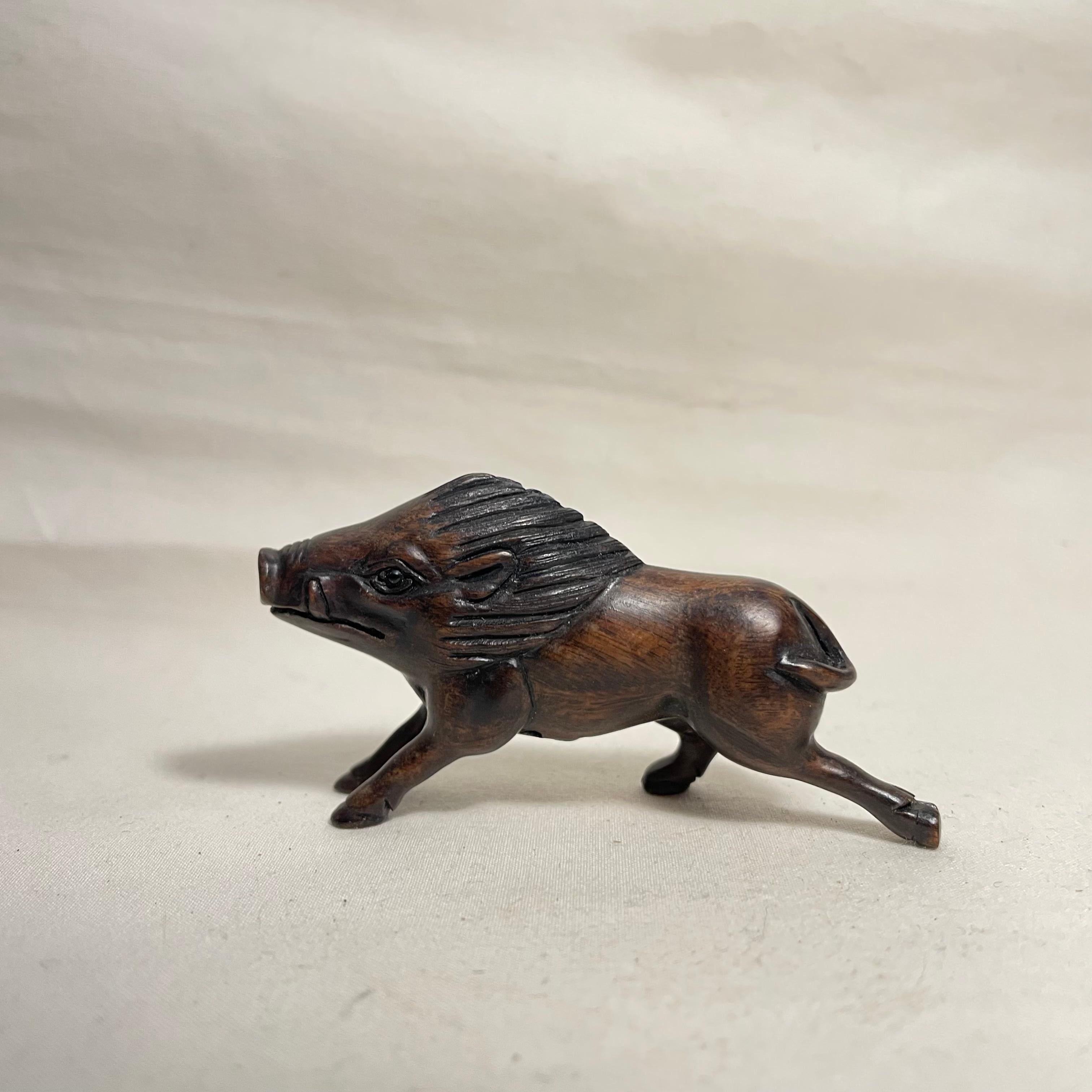 This is an antique netsuke made in Japan around Taisho period 1920s.
It will come with a wooden box which is written 'Jingu' in Japanese on the box.

Dimensions: 2 x 7.5 x H4 cm (Box 8 x 8 x H3.8 cm)
Sculpture: Wild Boar
Era: 1920s (Taisho)