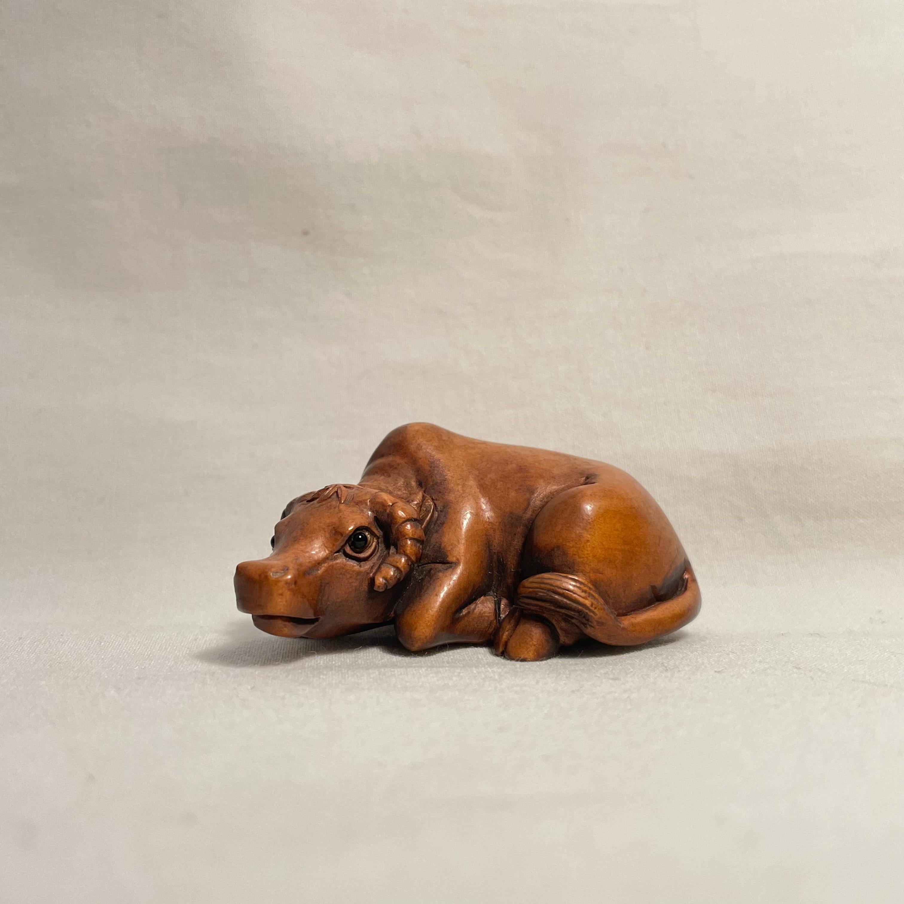 This is an antique wooden netsuke made in Japan around Meiji period 1900s.
The signature is written on the back side 'Yuuichi'.

Netsuke is a miniature sculpture, originating in 17th century Japan.
Initially a simply-carved button fastener on the
