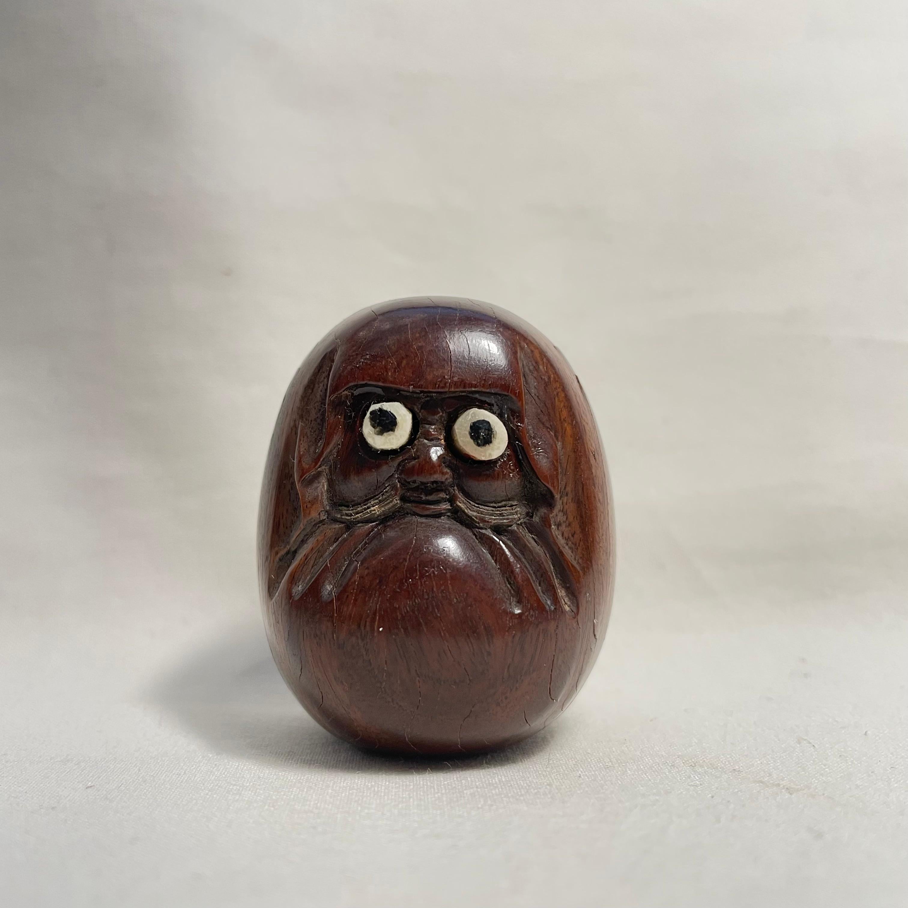 Il s'agit d'un netsuke ancien fabriqué au Japon vers la période Taisho dans les années 1920.

Le Netsuke est une sculpture miniature originaire du Japon du XVIIe siècle.
À l'origine, il s'agissait d'une simple fermeture de bouton sculptée sur les