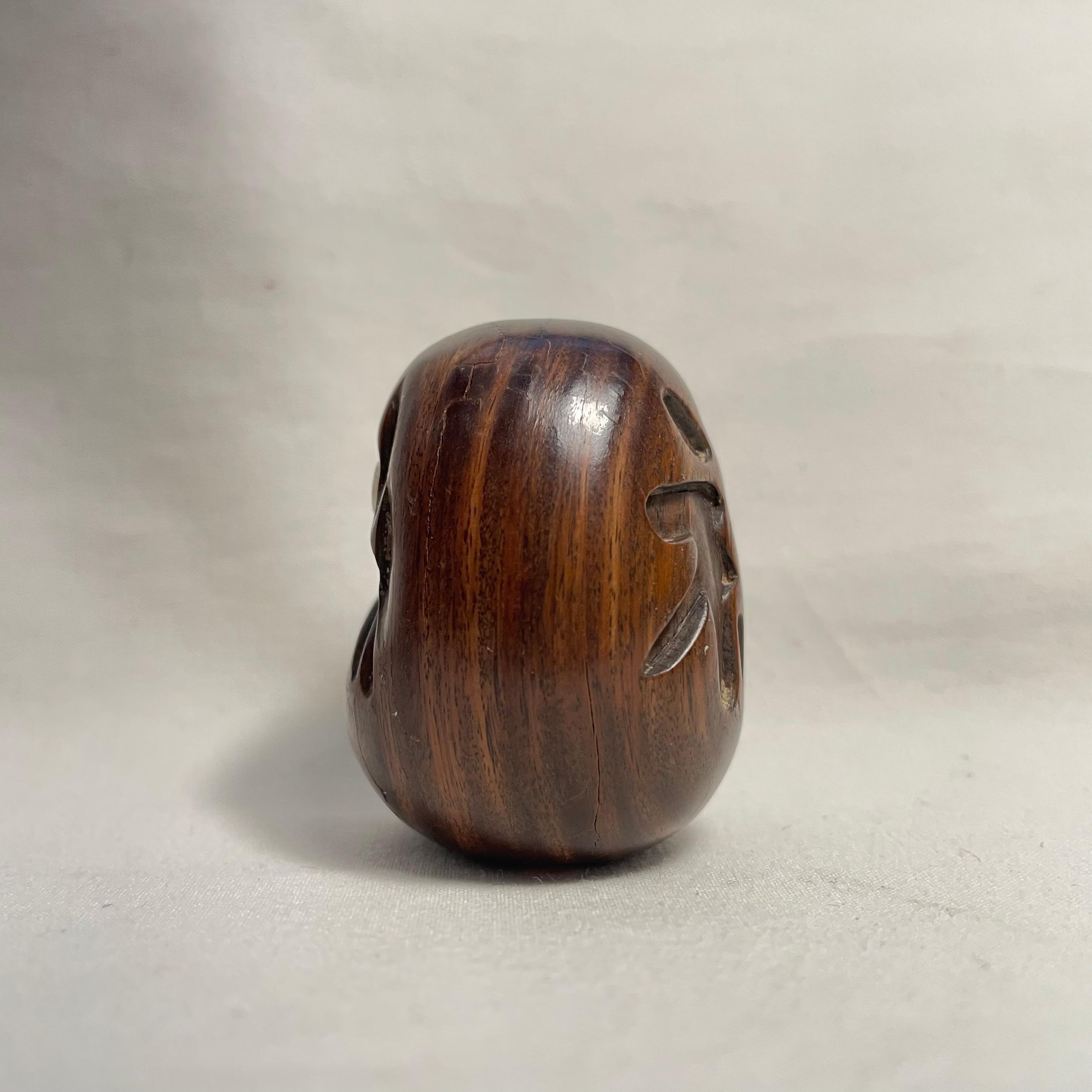 Japonais Netsuke Daruma japonais ancien en bois des années 1920, ère Taisho