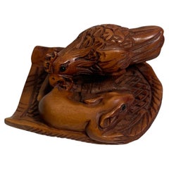 Netsuke japonés antiguo de madera 'ratón y gallo' años 20 era Taisho