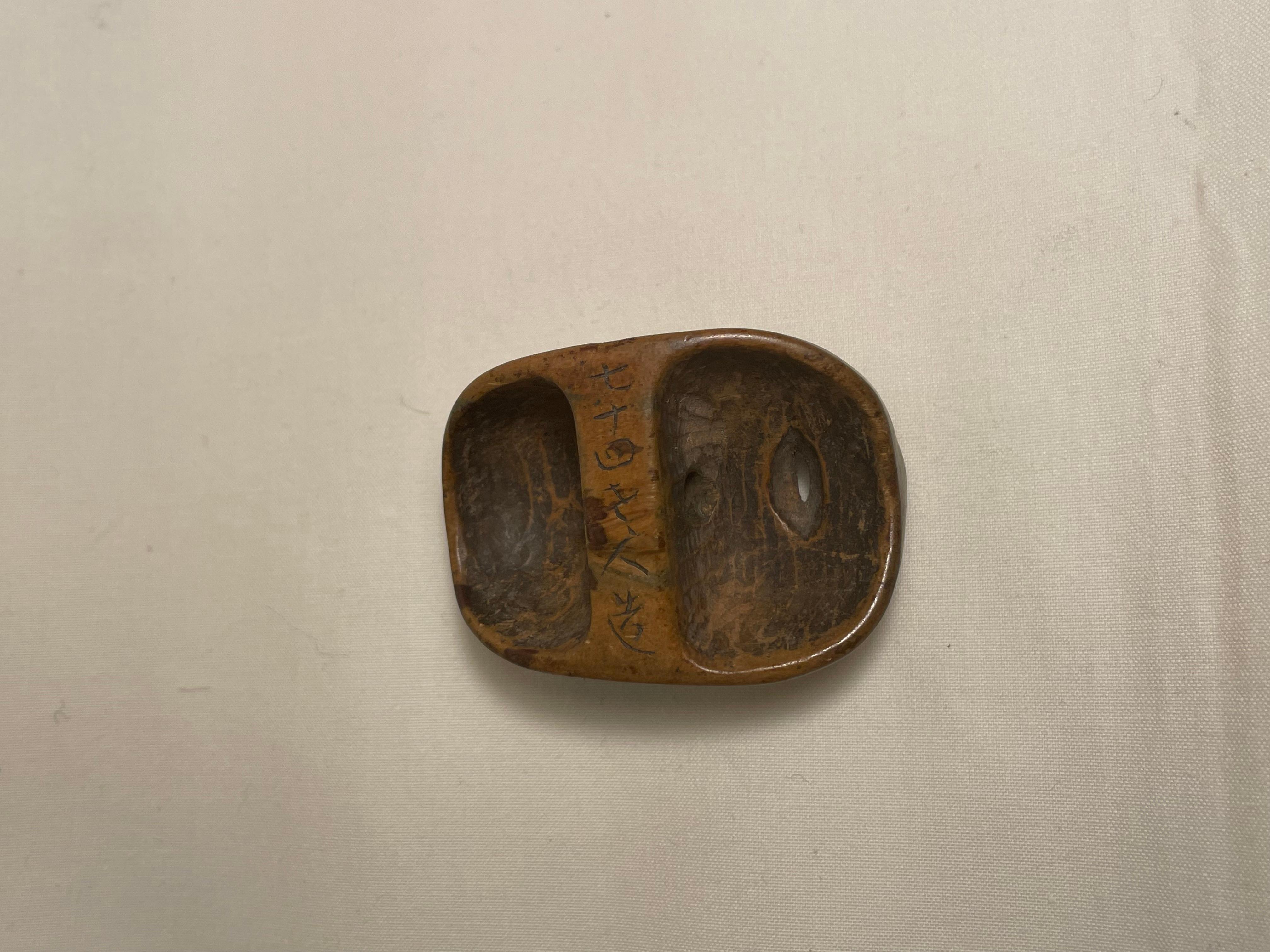 Japanische antike Netsuke aus Holz 'Onnamen' 1950er Jahre im Angebot 2