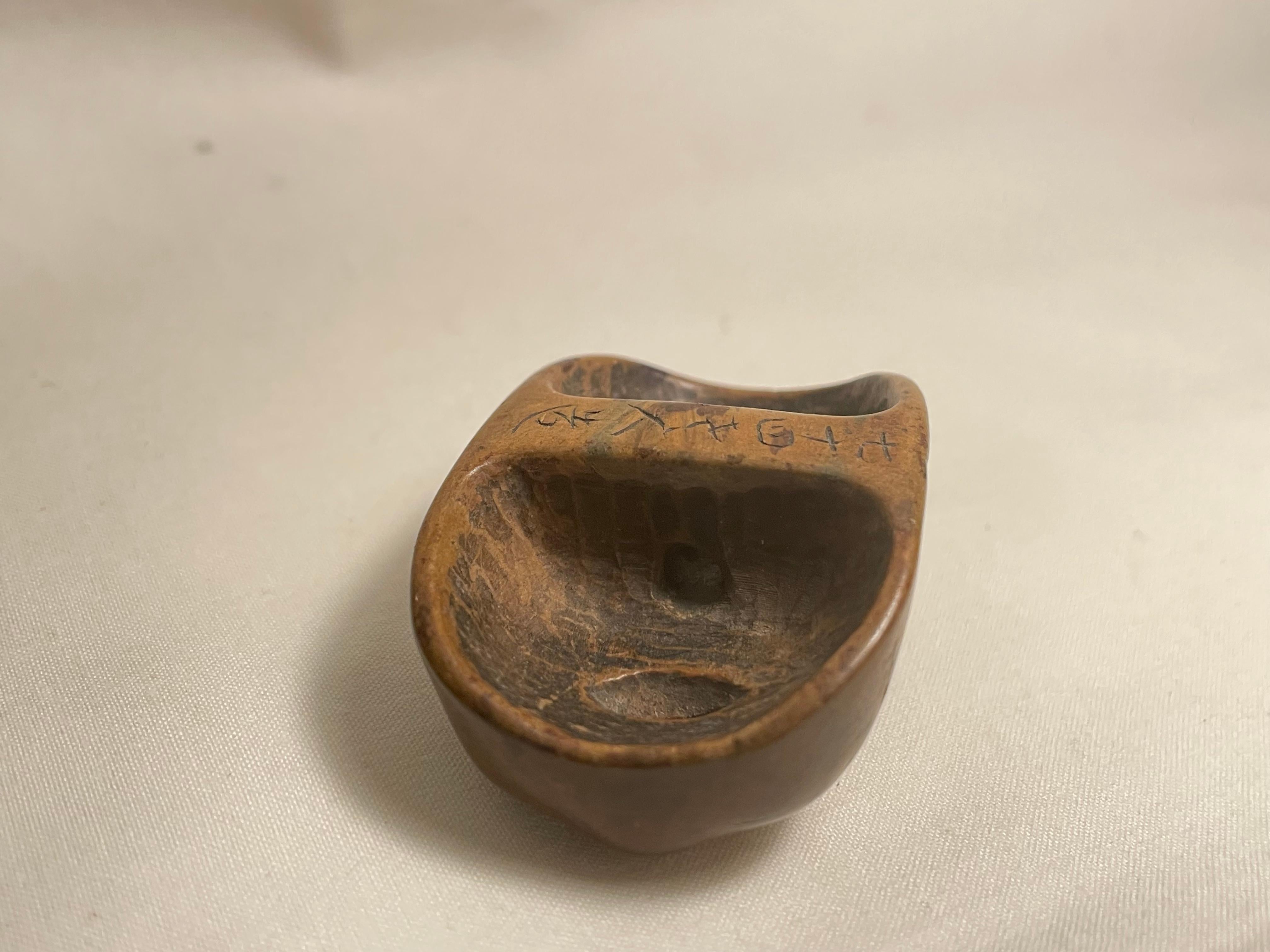 Japanische antike Netsuke aus Holz 'Onnamen' 1950er Jahre im Angebot 3