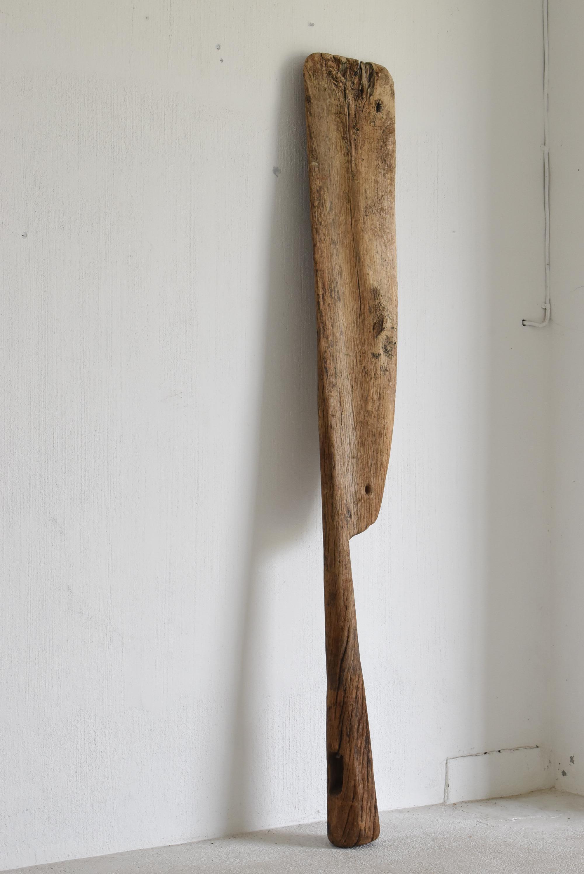 These are the oars of an old Japanese ship.
It is from the Edo period (1800s-1860s).
It is made of oak wood.
It is a very rare item.

Carved from a large oak tree.
It is dynamic and has presence as an object of art.

Highly recommended.

Weight