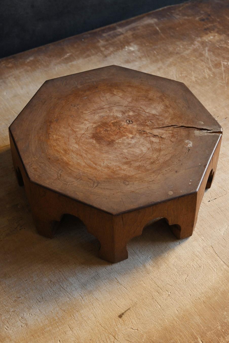 This is an old wooden flower stand from Japan.
It is believed to be from around the 20th century.
Originally, it may have been used in temples to hold offerings of flowers, but this is not certain.

When viewed from directly above, it has an