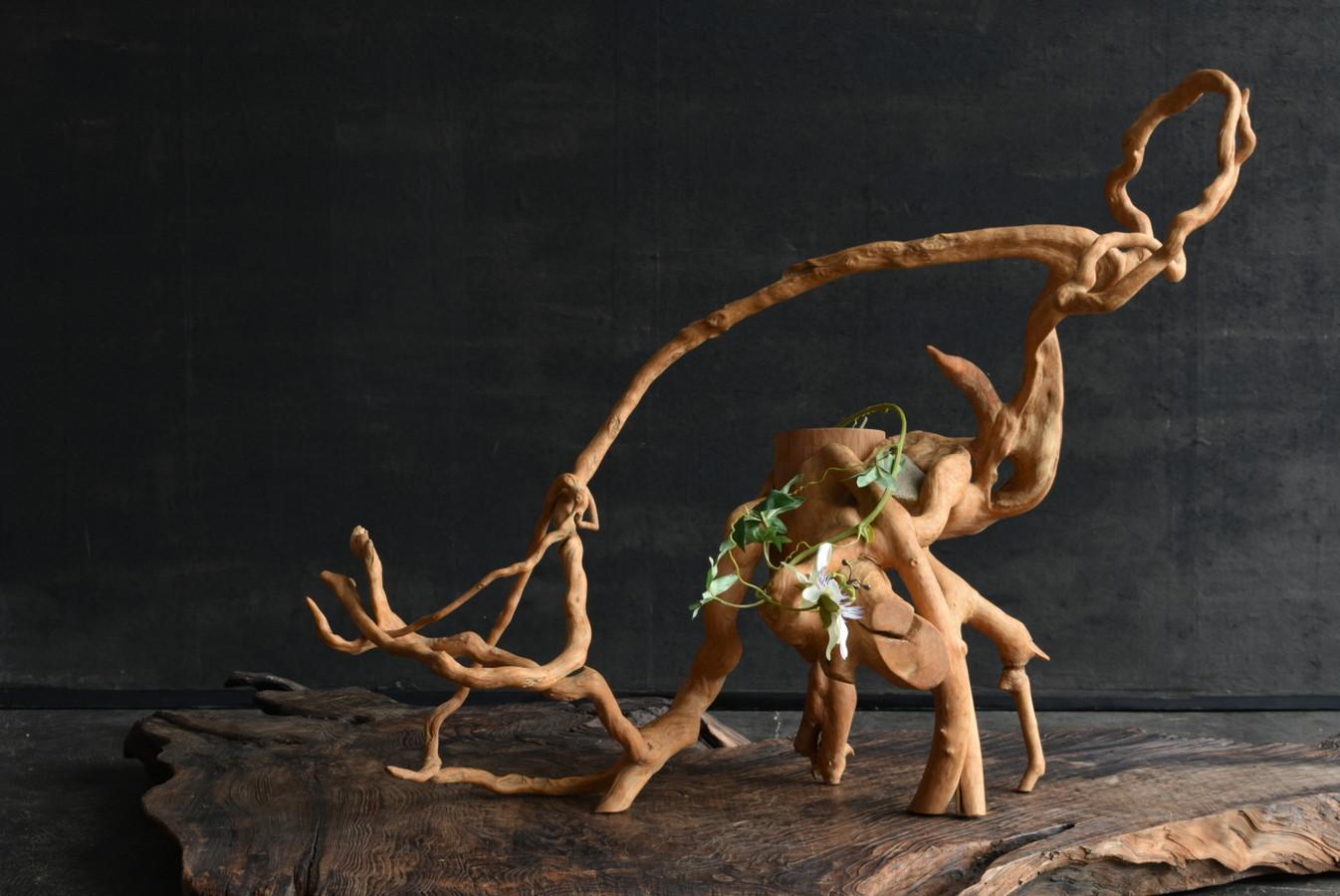 This is a flower vase made from the roots of an old Japanese tree.
Since ancient times in Japan and China, objects, display stands, and flower vases have been made using tree roots like this.
Many of these objects have very unique shapes.
I feel
