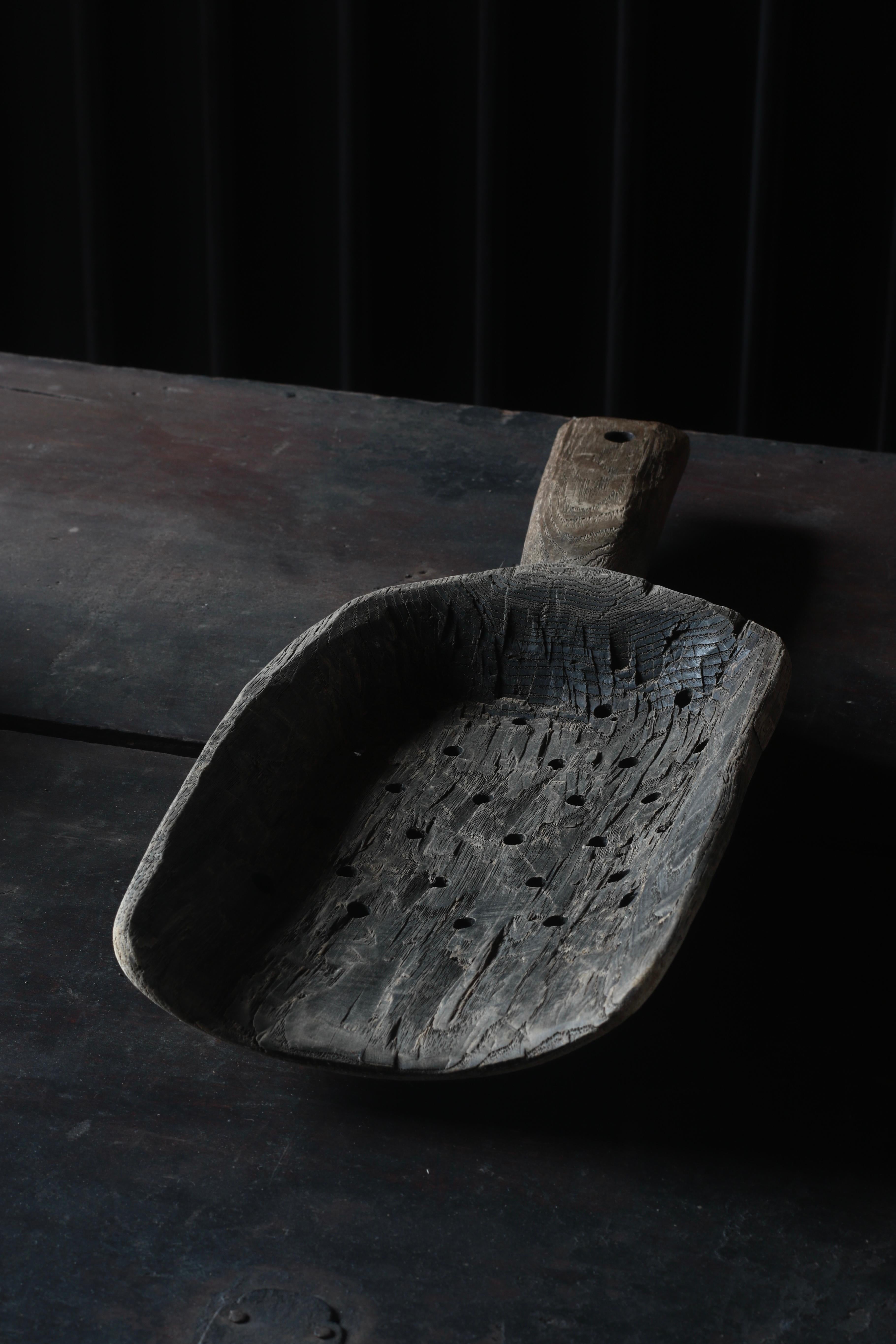 Dies ist eine hölzerne Schaufel, die in alten Bauern in Japan verwendet wurde.

Er ist aus Kastanienholz gefertigt und handgeschnitzt.

Es scheint, dass der damalige Benutzer ein Loch gemacht hat, um das Wasser ablaufen zu lassen.

Es scheint, dass