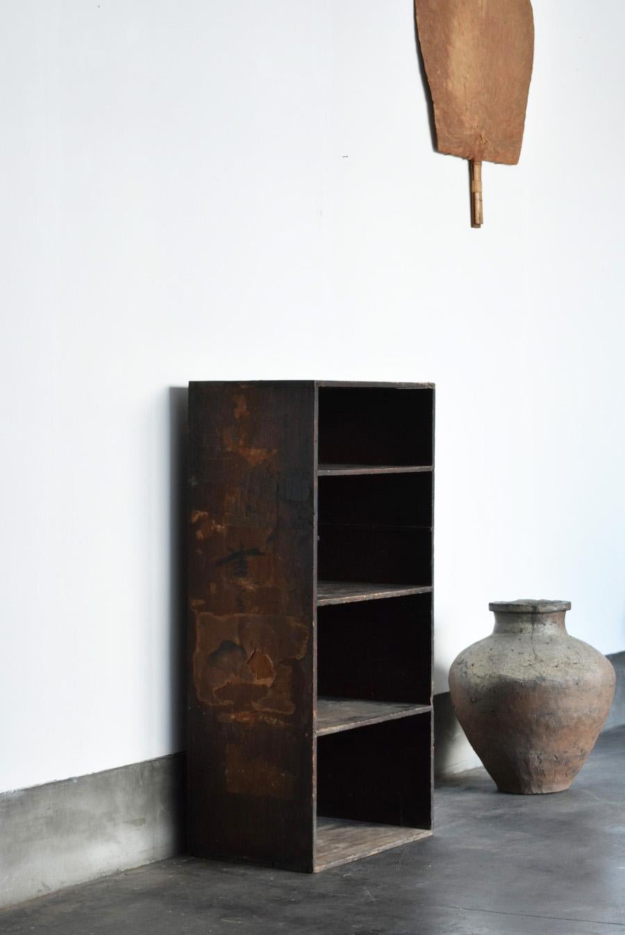 This is a very simple Japanese wooden shelf.
It may have been used as a store.
On the side of the shelf is written in Chinese characters ``Meiji 19'', which means it was made in 1886.

It's a very nice shelf.
Things like this are becoming rarer and