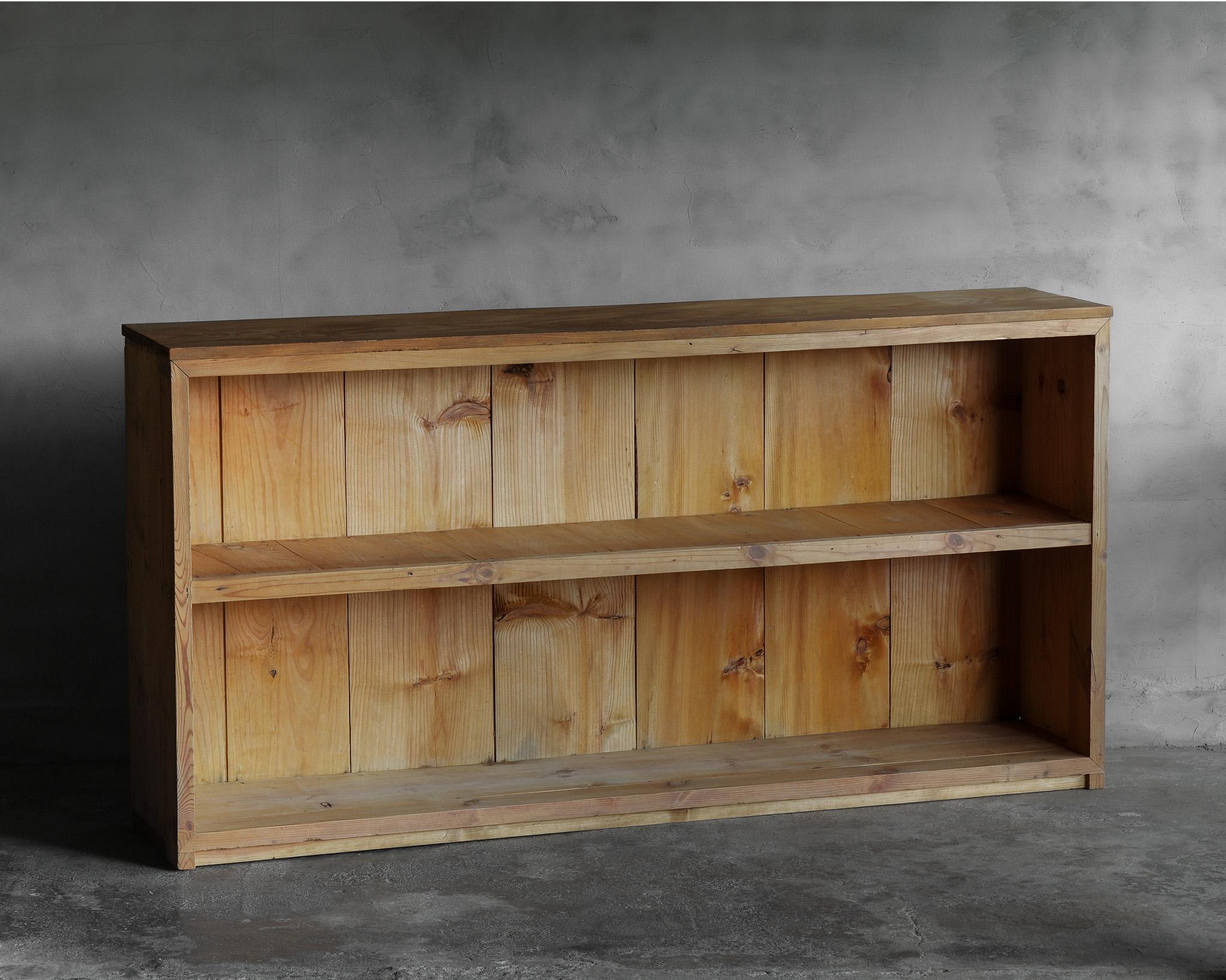 This is an old shelf made in Japan during the Taisho to early Showa period. 
It has a simple yet beautiful appearance. It is crafted from Japanese cedar and pine.
Having been thoroughly cleaned, you can experience the original color and texture of