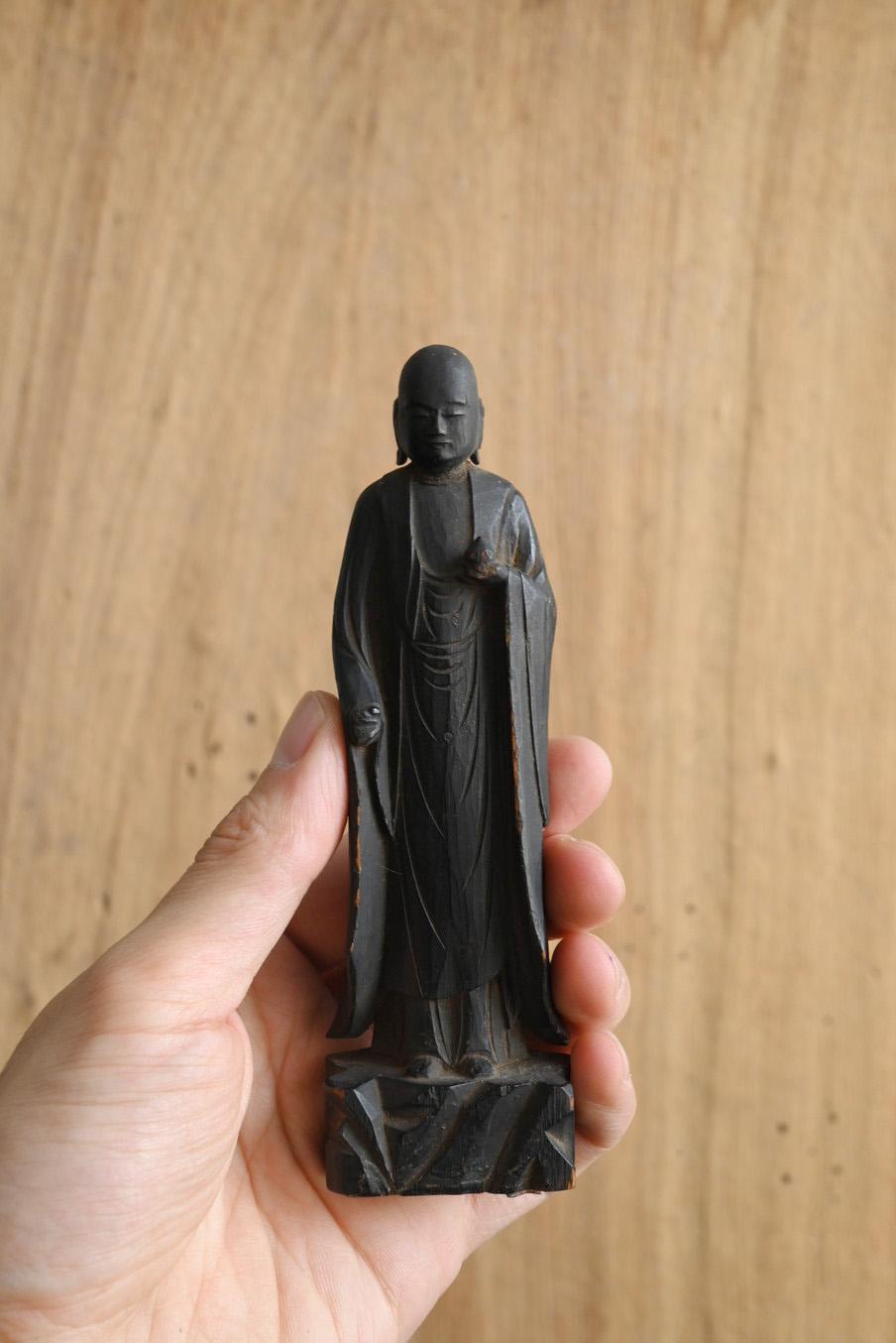 This is a wooden Buddha statue made in the late Edo period (1800s) in Japan.
The size is small enough to hold in one hand.
However, the carvings are carefully carved and the facial expressions and kimono expressions are beautiful.
The word 